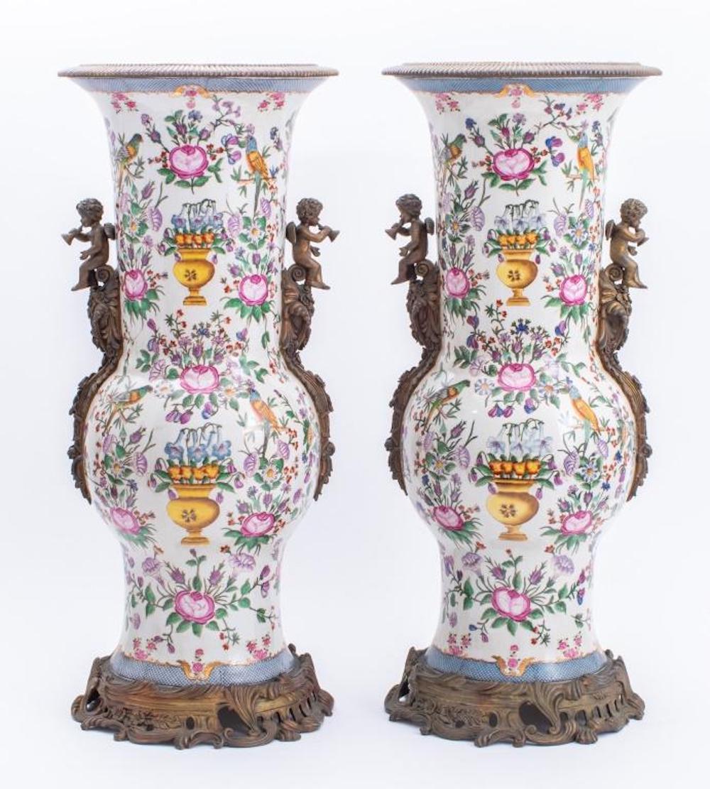 Français Paire de vases en porcelaine et bronze doré de style Belle Époque en vente