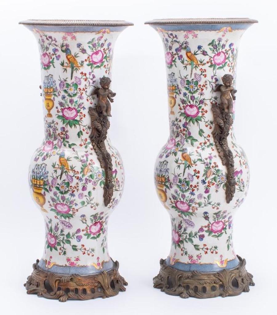 Doré Paire de vases en porcelaine et bronze doré de style Belle Époque en vente