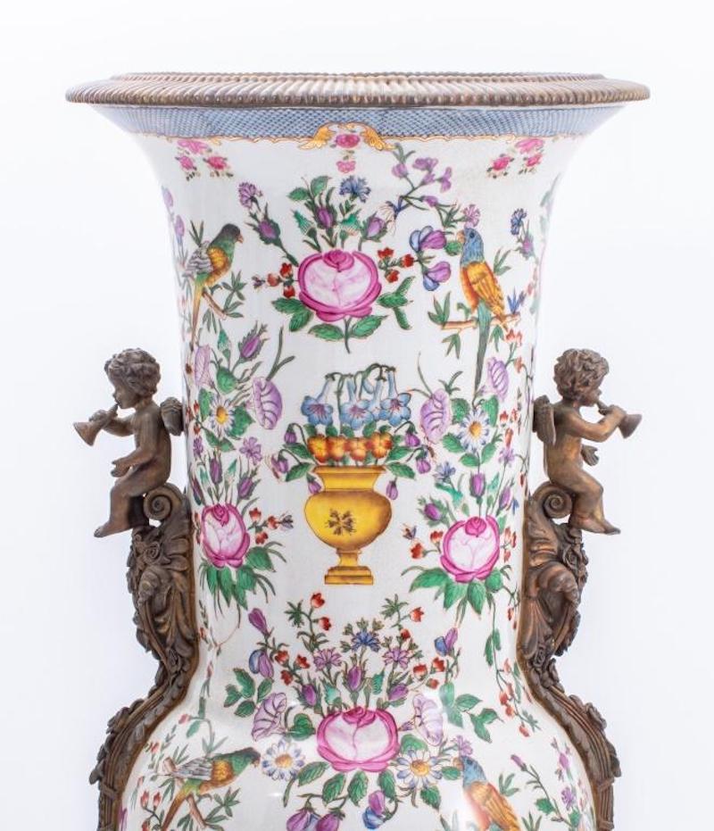XIXe siècle Paire de vases en porcelaine et bronze doré de style Belle Époque en vente