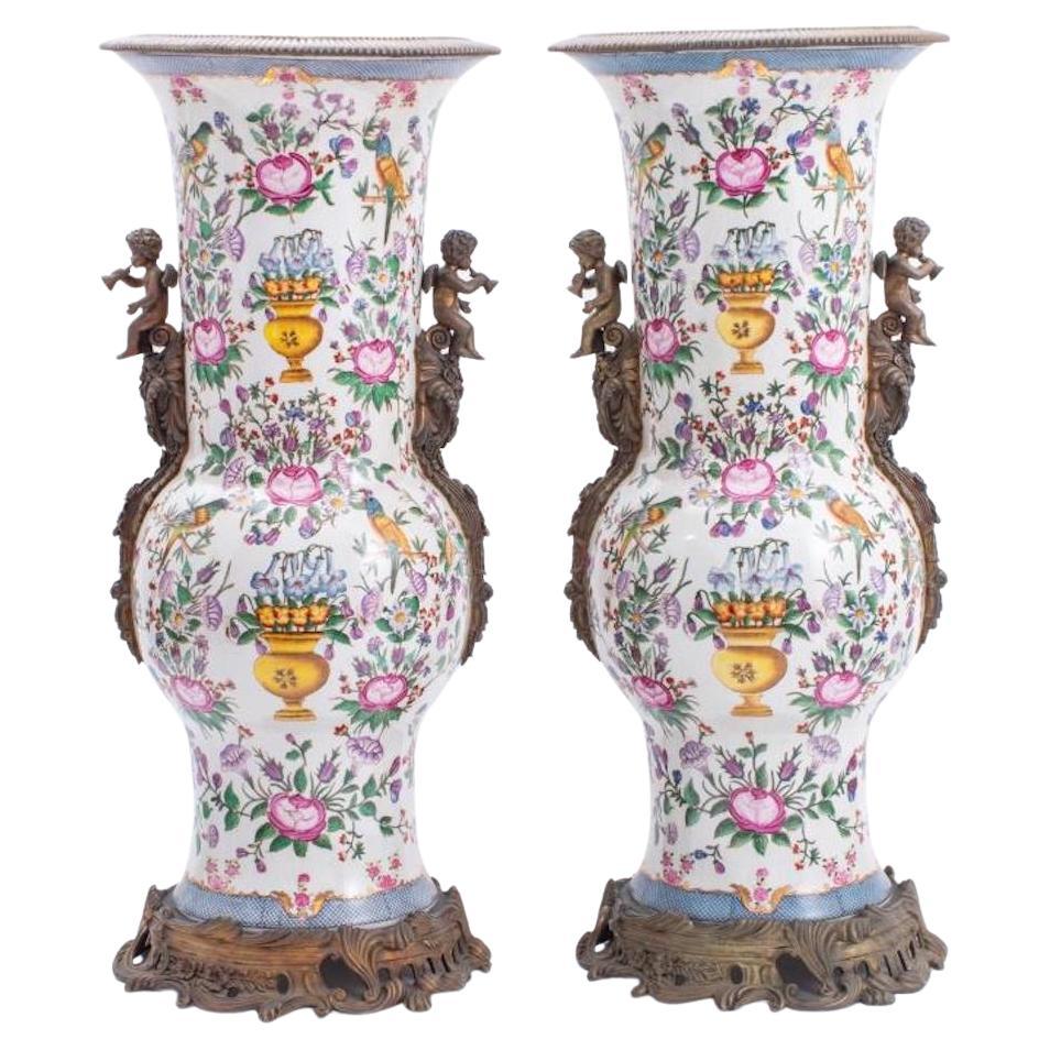 Paire de vases en porcelaine et bronze doré de style Belle Époque en vente