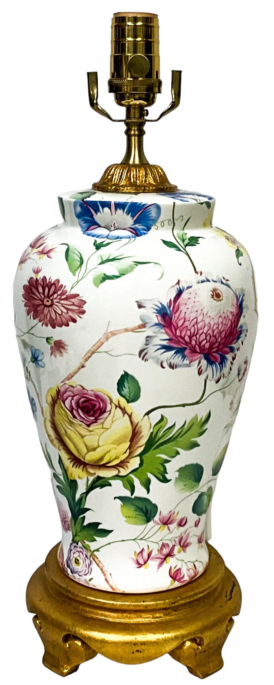 Dies ist ein schönes Paar von Porzellan Ingwer-Glas Form handbemalt Tischlampen zugeschrieben Chelsea House. Die Vase Teil ist 12 Zoll in der Höhe. Sie stehen auf vergoldeten asiatischen Fußsockeln. Der Korpus zeigt eine Vielzahl von rosa, blauen