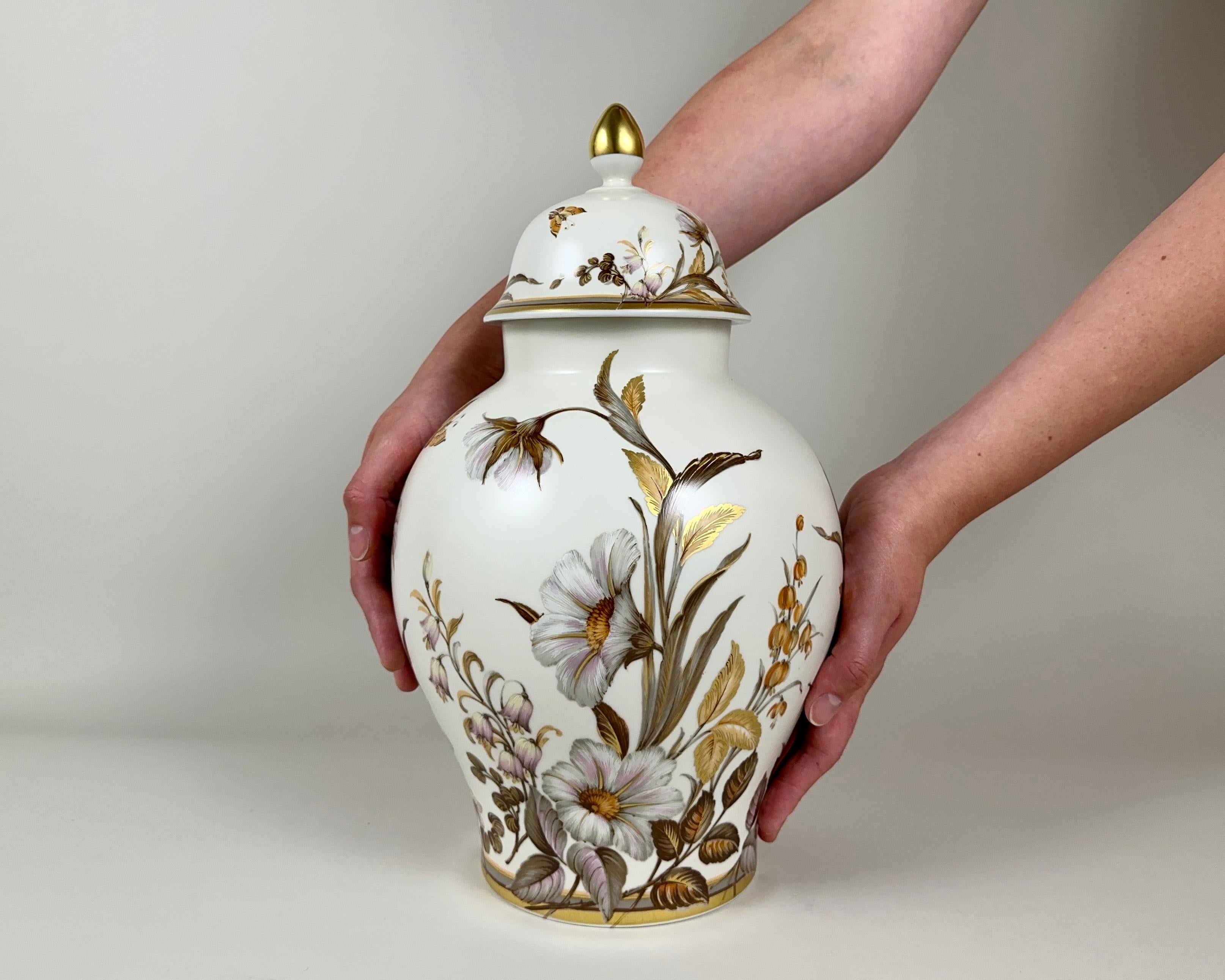 KAISER - Impressionante vaso tedesco in porcellana bianca, decorato con splendidi smalti policromi dipinti a mano raffiguranti 