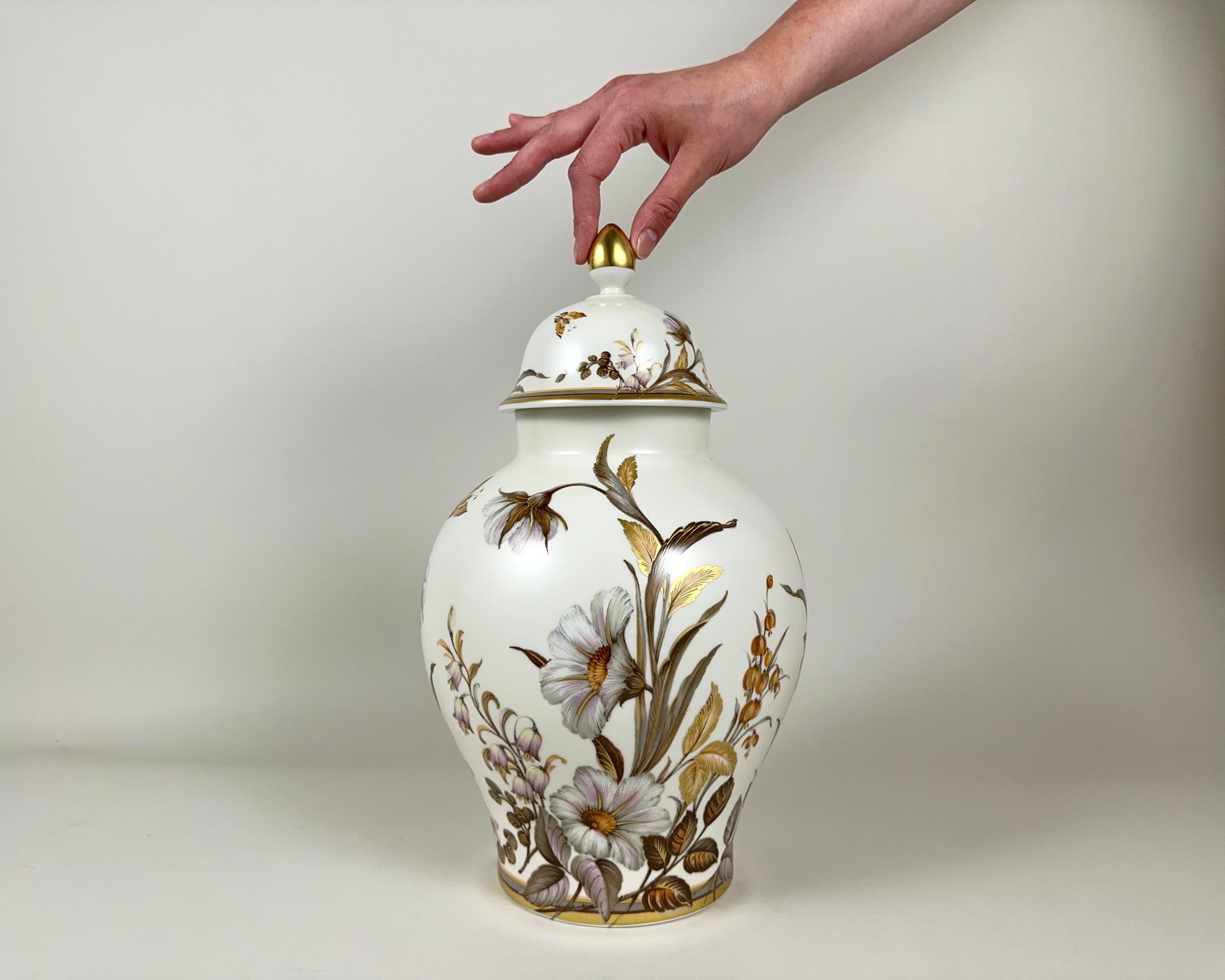 Tedesco Vaso per zenzero in porcellana con coperchio Kaiser, Germania 1979-1990 in vendita