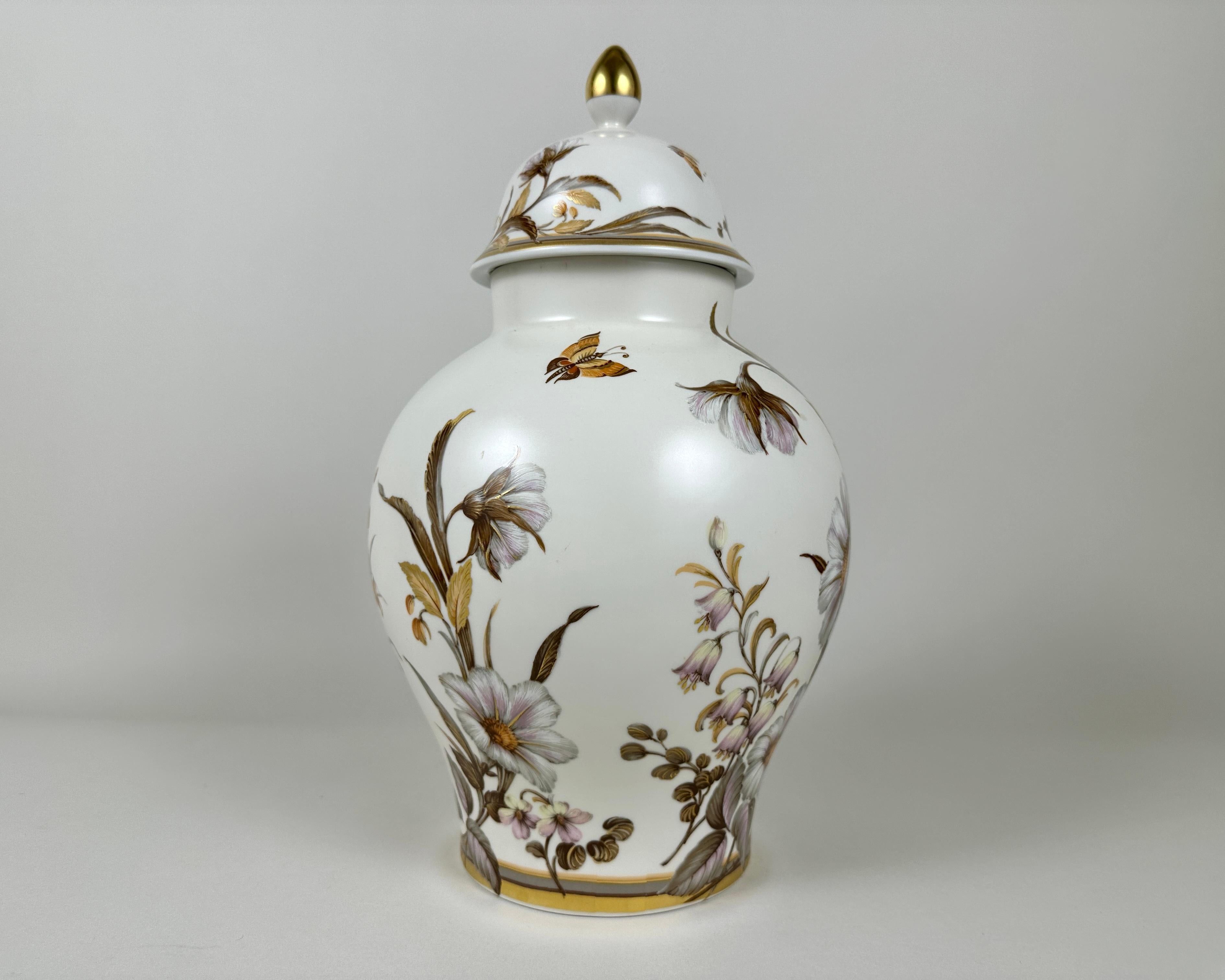 Vaso per zenzero in porcellana con coperchio Kaiser, Germania 1979-1990 In condizioni ottime in vendita a Bastogne, BE