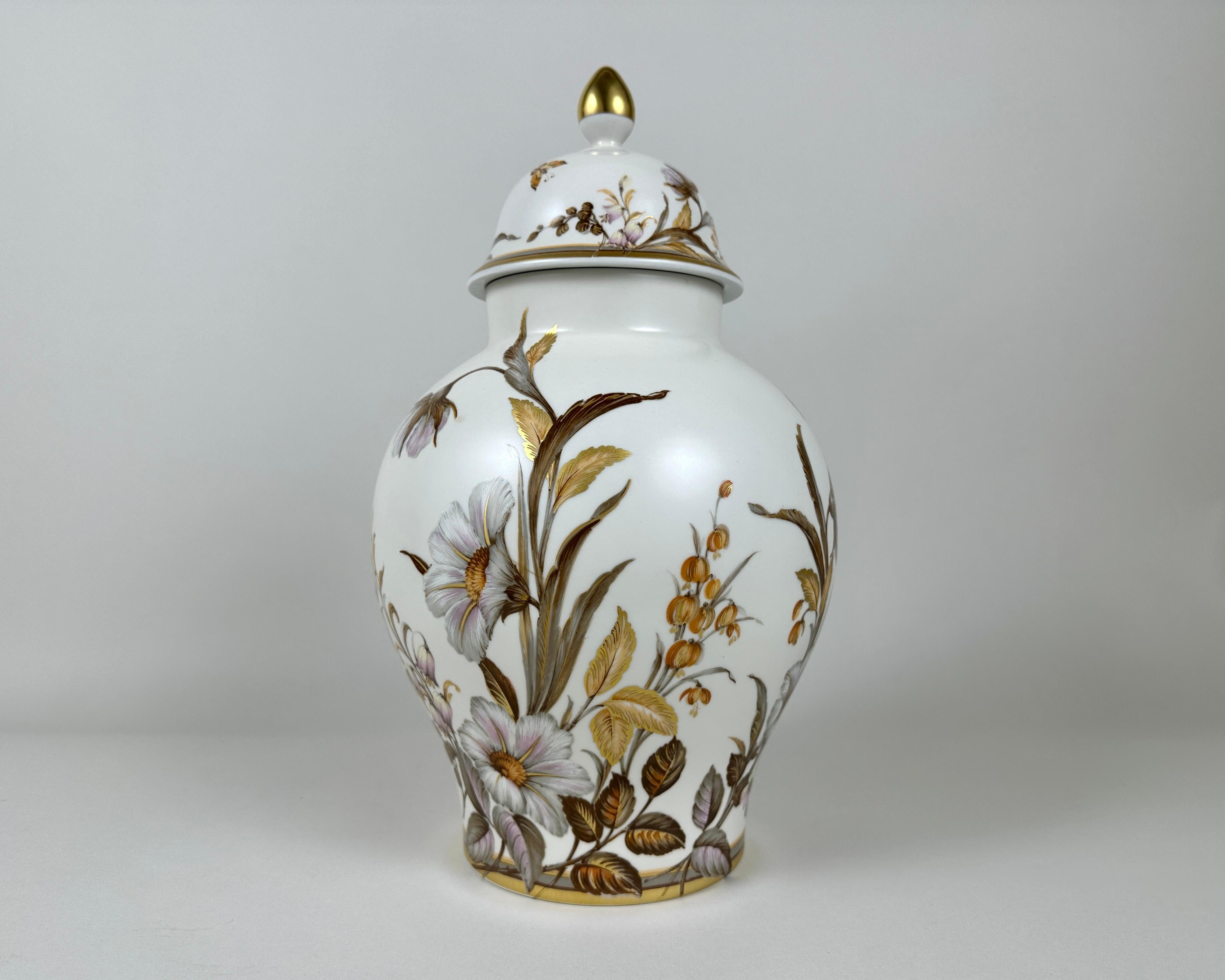 Fine XX secolo Vaso per zenzero in porcellana con coperchio Kaiser, Germania 1979-1990 in vendita