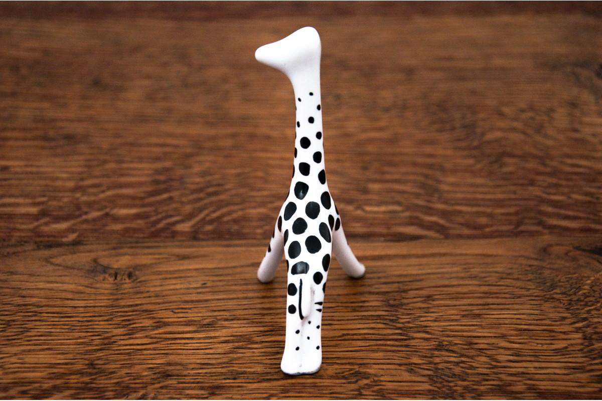 Porcelain giraffe figurine by Cmielów, Poland, 1960s. Design by Hanna Orthwein.
Dimensions: height 9.5 cm / width 6.5 cm / depth. 4 cm.

  