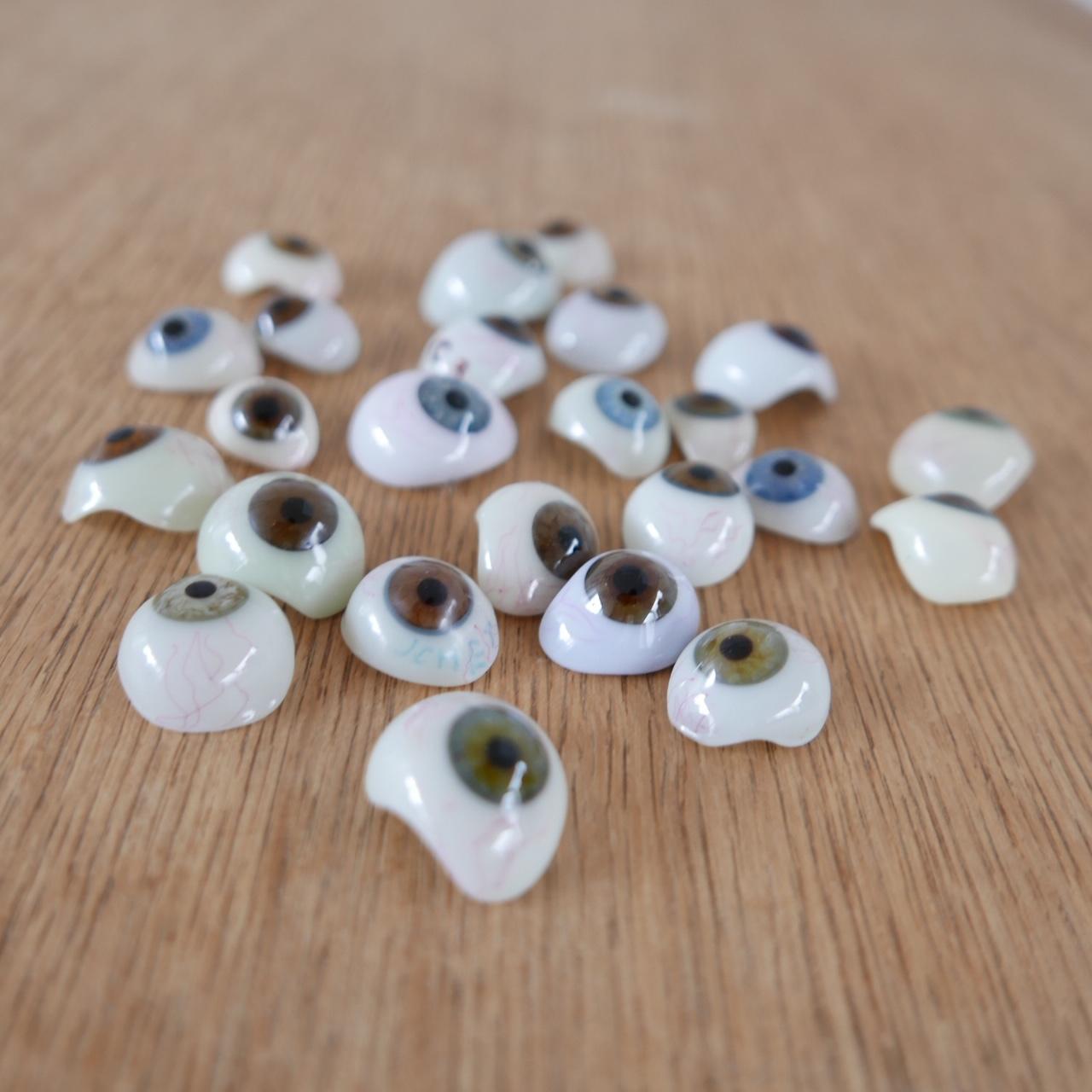 A rare set of 24 glass eyes,

early 20th century.

Glass and porcelain.

Different sizes, colors and shapes.

Highly collectable and a great talking curio.

Dimensions: The largest is approximate: 2.5 W x 2 D x 1.5 H in cm.



   