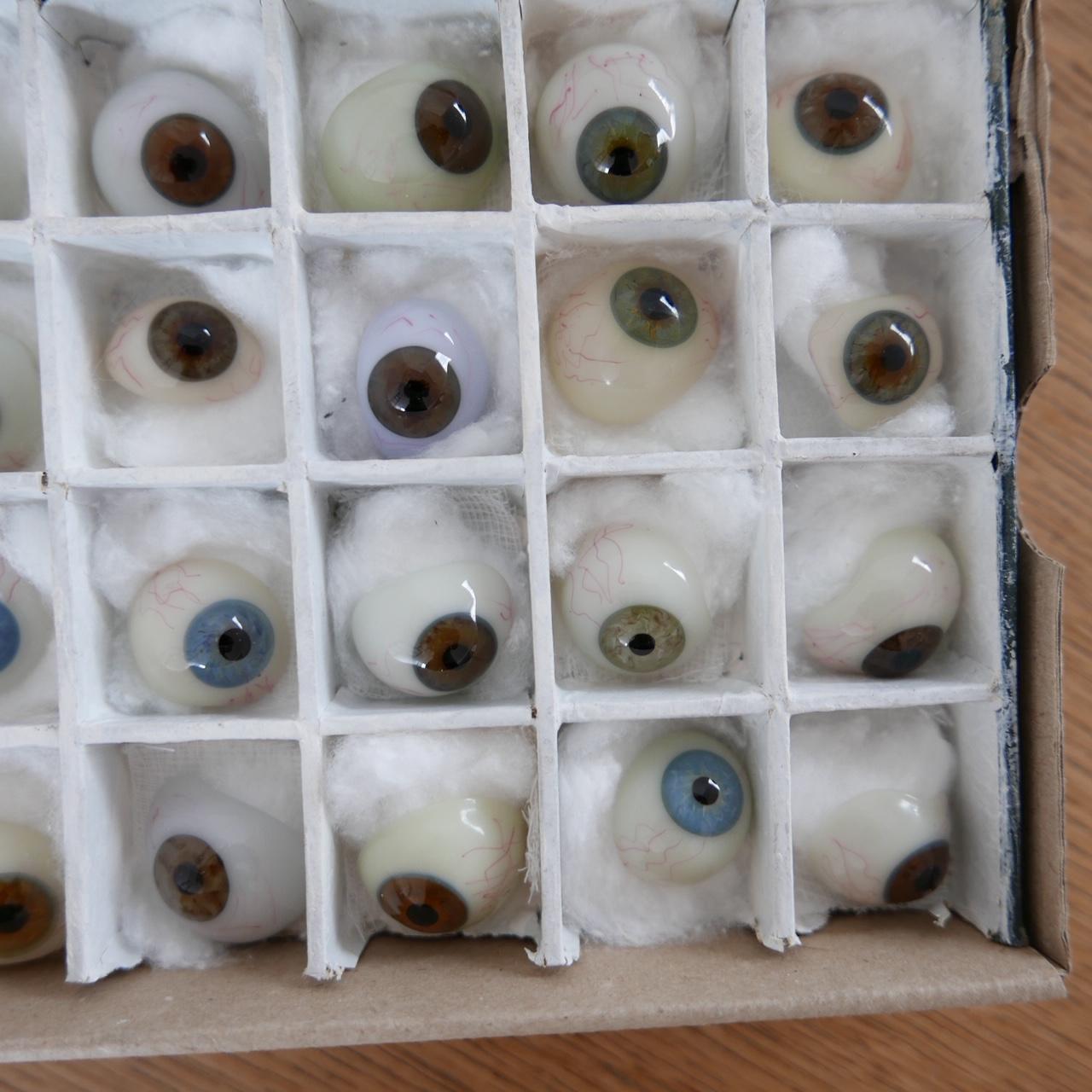 Collection de lentilles d'œil en porcelaine Excellent état - En vente à London, GB