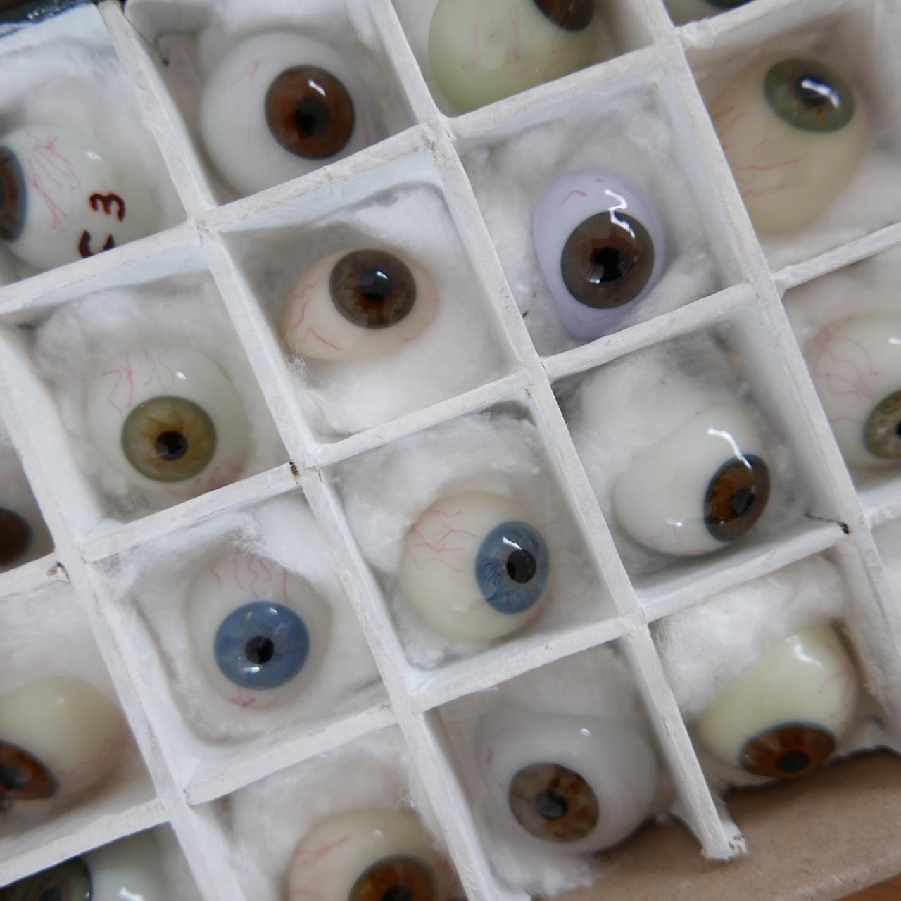 20ième siècle Collection de lentilles d'œil en porcelaine en vente