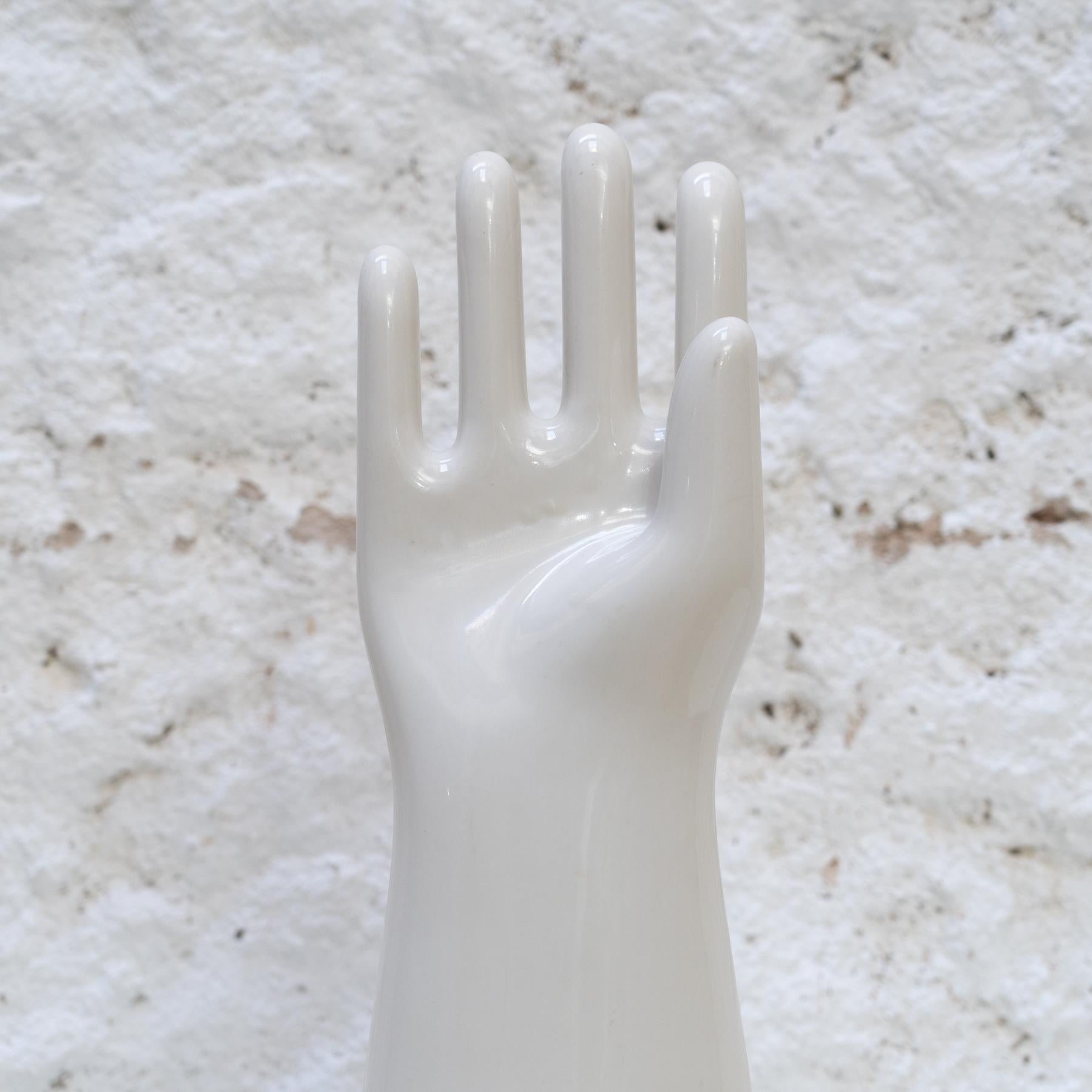 Guanto di porcellana a forma di braccio (1960) in vendita 3