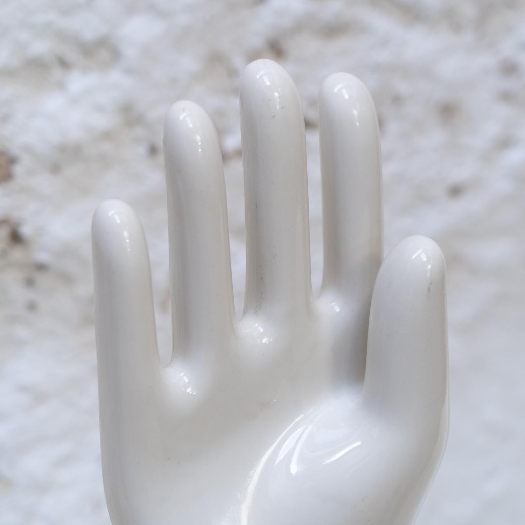 Guanto di porcellana a forma di braccio (1960) in vendita 4