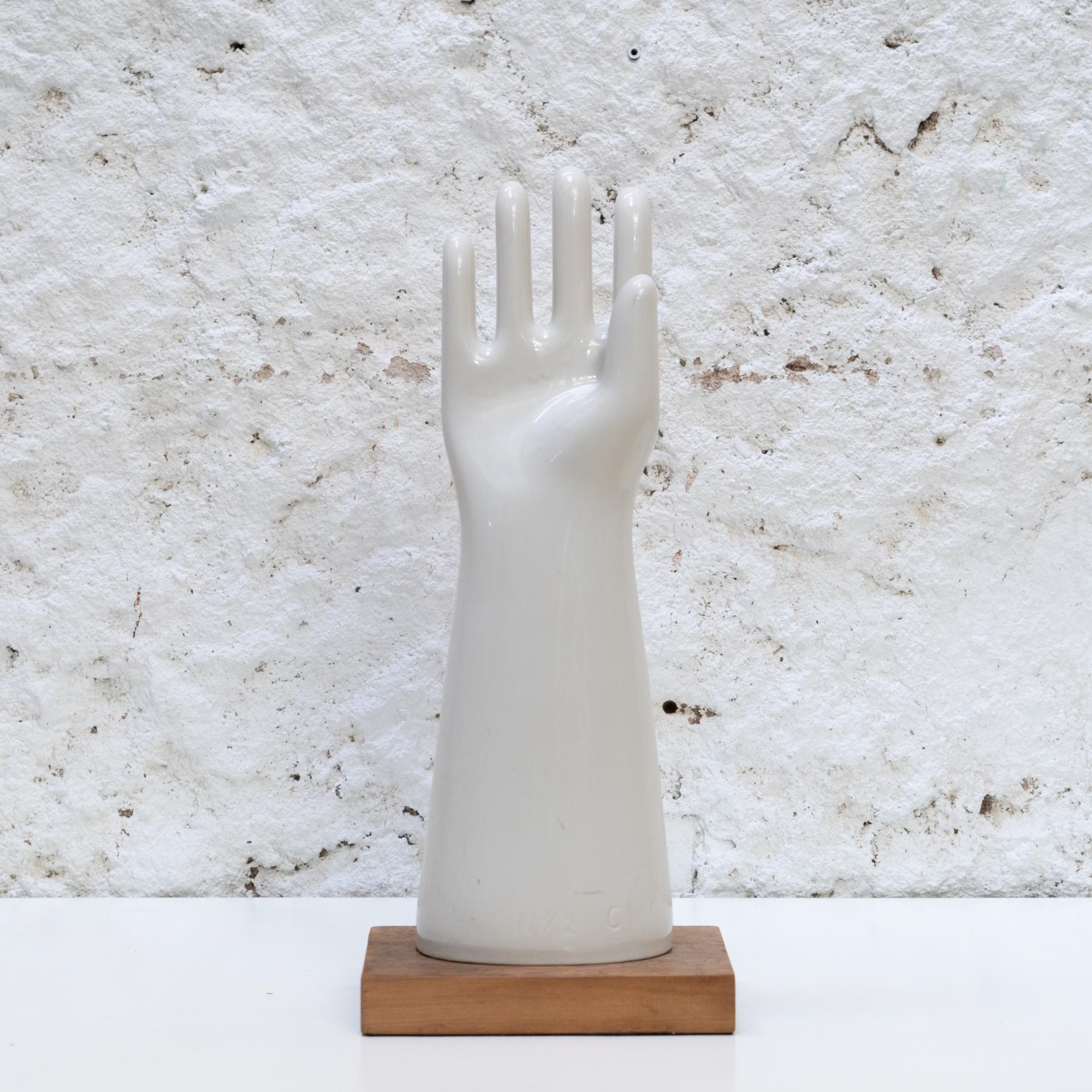 Guanto di porcellana a forma di braccio (1960)

Descrizione tecnica:

Il braccio a guanto in porcellana, creato nel 1960, è un pezzo di design raffinato che combina funzionalità ed estetica. Concepito come supporto decorativo per i guanti, questo