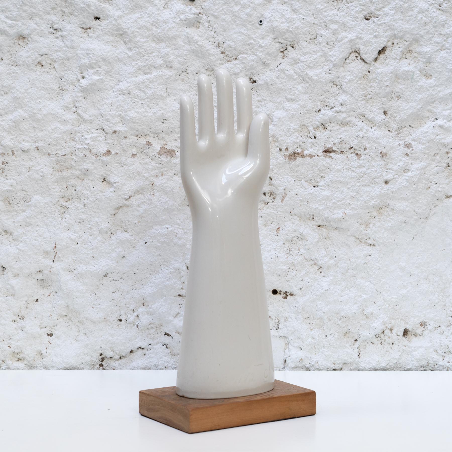 Mid-Century moderno Guanto di porcellana a forma di braccio (1960) in vendita