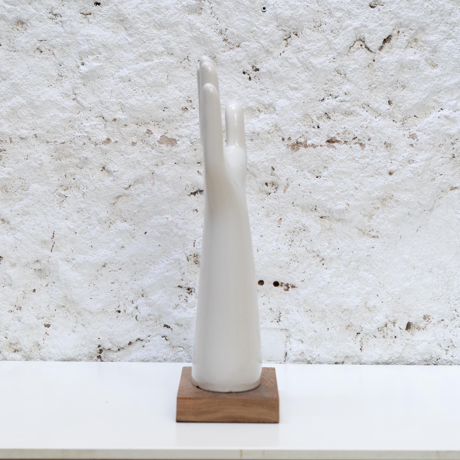 Francese Guanto di porcellana a forma di braccio (1960) in vendita