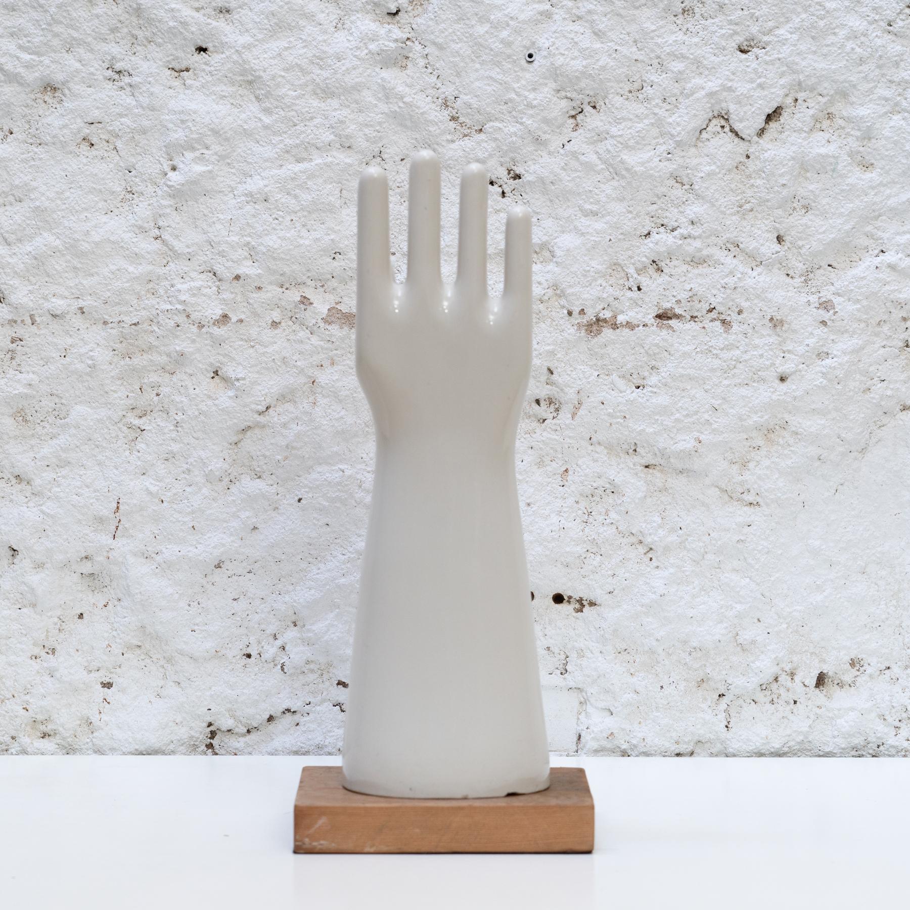 Metà XX secolo Guanto di porcellana a forma di braccio (1960) in vendita