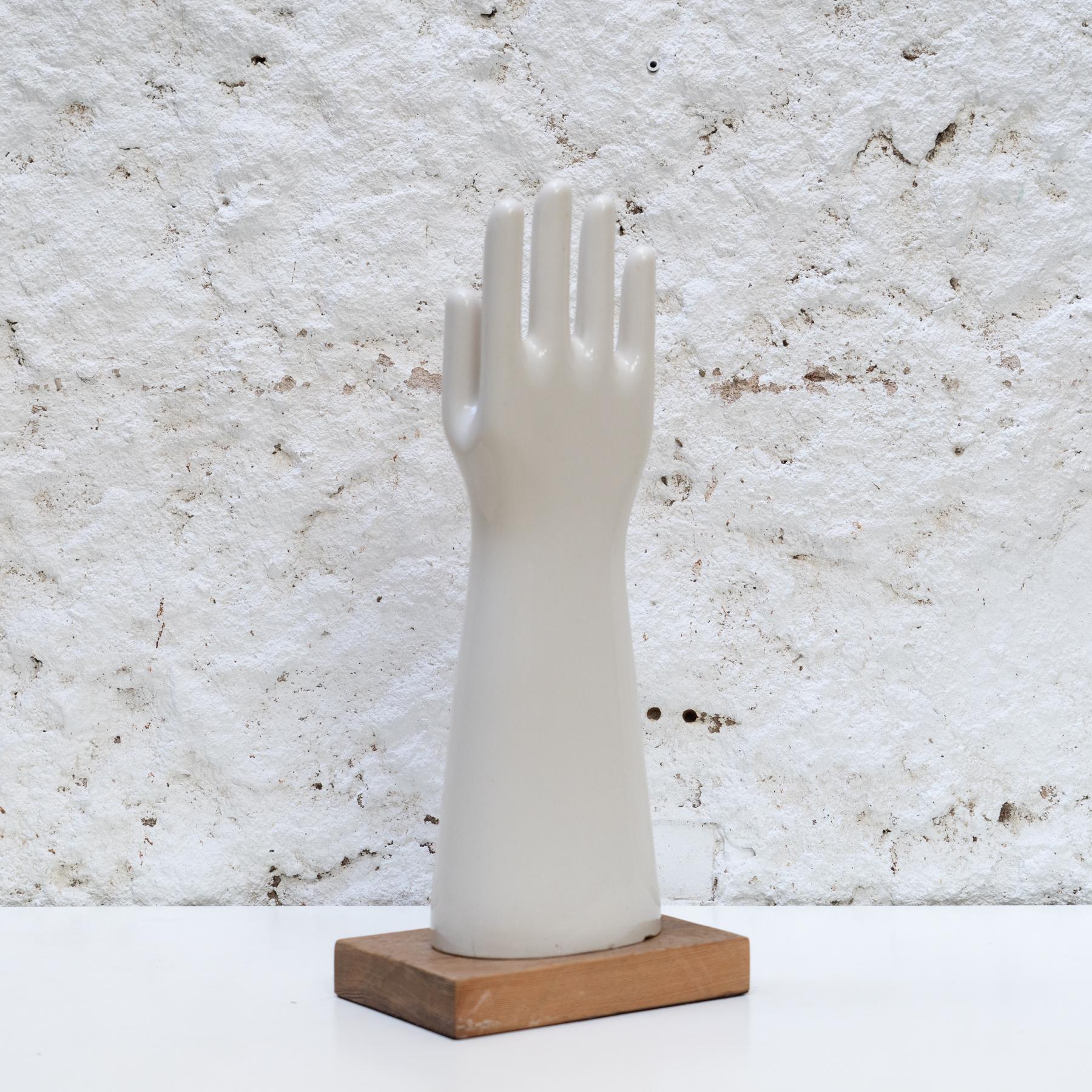 Ceramica Guanto di porcellana a forma di braccio (1960) in vendita