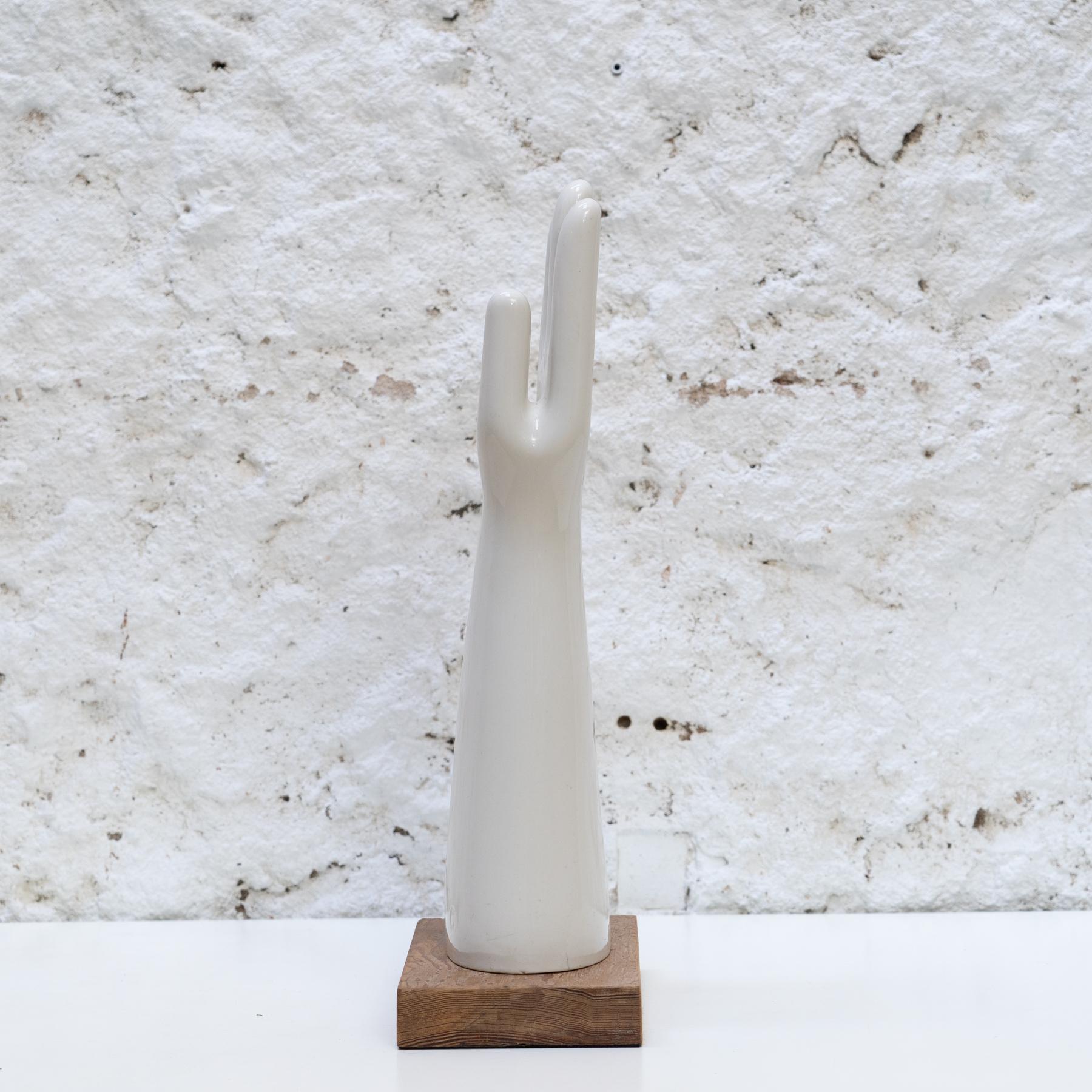 Guanto di porcellana a forma di braccio (1960) in vendita 1