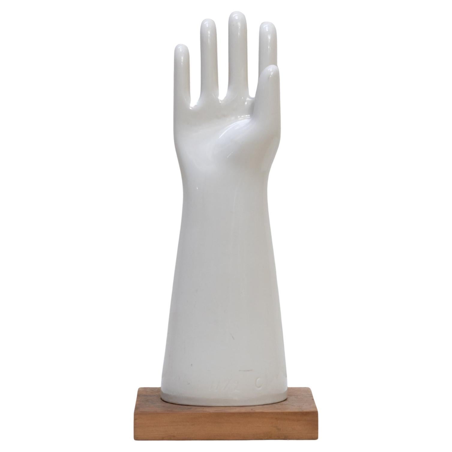 Guanto di porcellana a forma di braccio (1960) in vendita