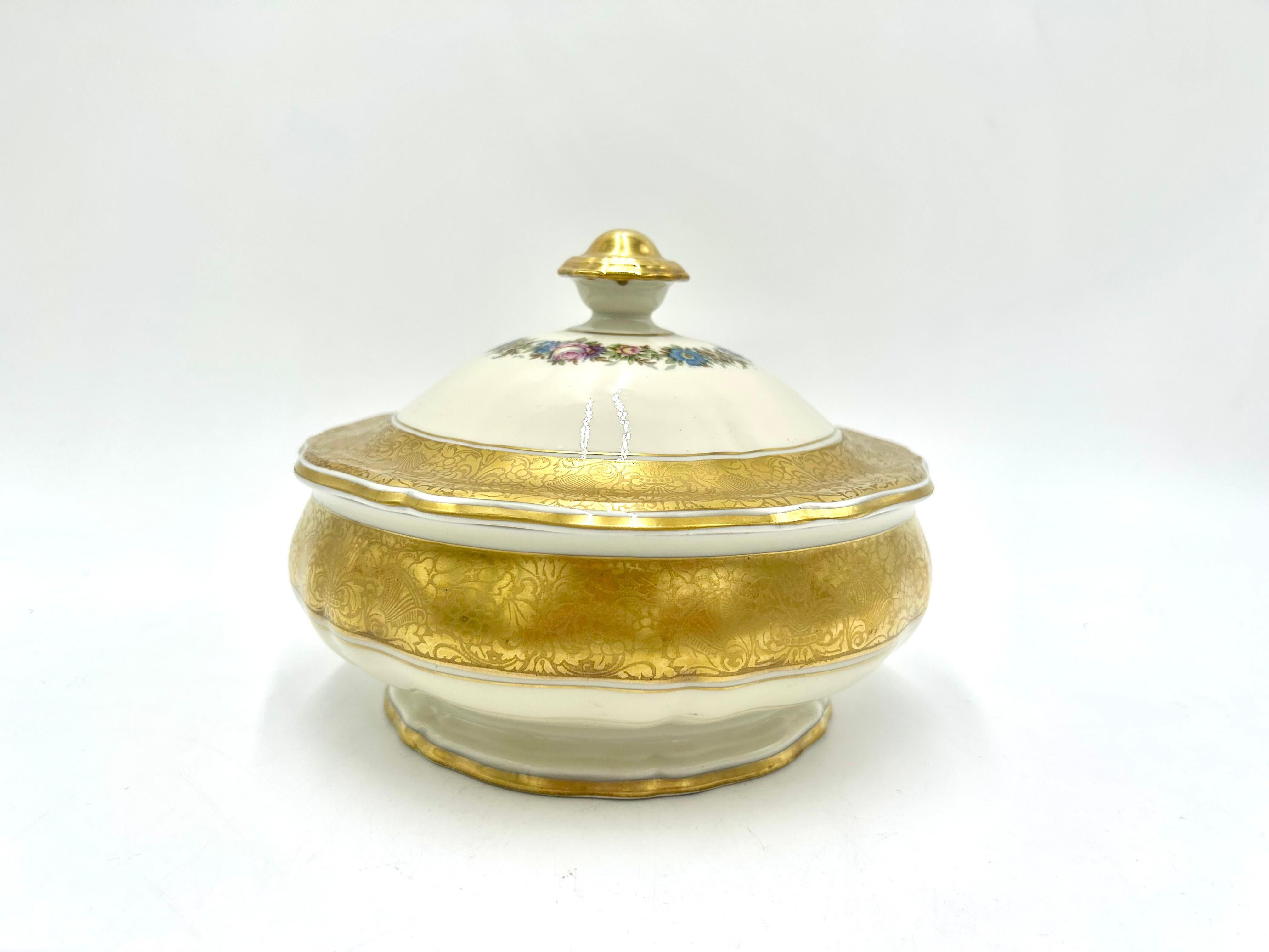 Porcelain casket with a lid - chocolate box from the Chippendale collection, made in Germany by the excellent Rosenthal label. Ecru porcelain decorated with gilding on the edges and a delicate motif of a bouquet of flowers on the lid. The product is