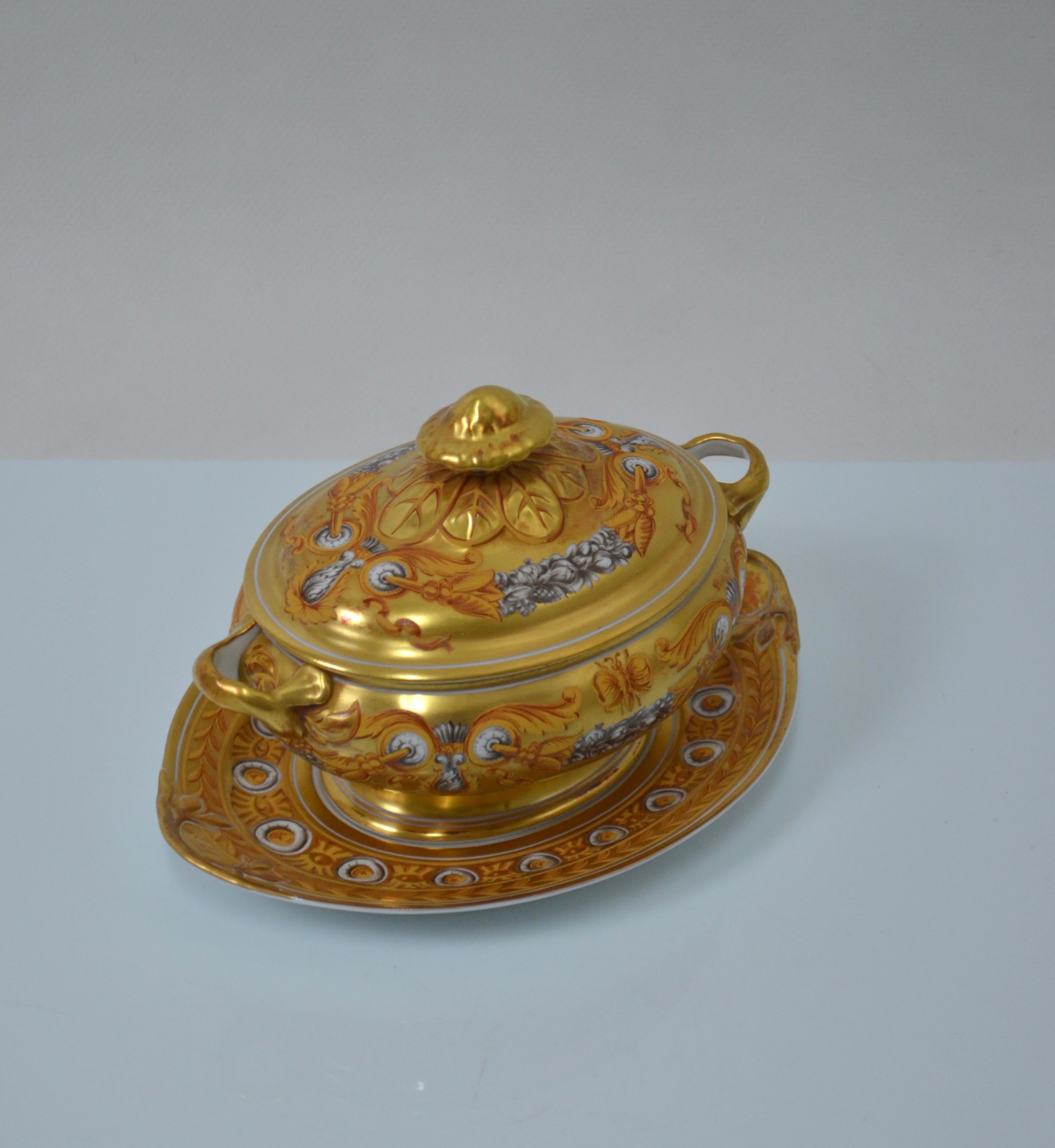 Porcelain gravy boat with gold powder, hand painted, Vista Alegre In Excellent Condition For Sale In Marinha Grande, PT