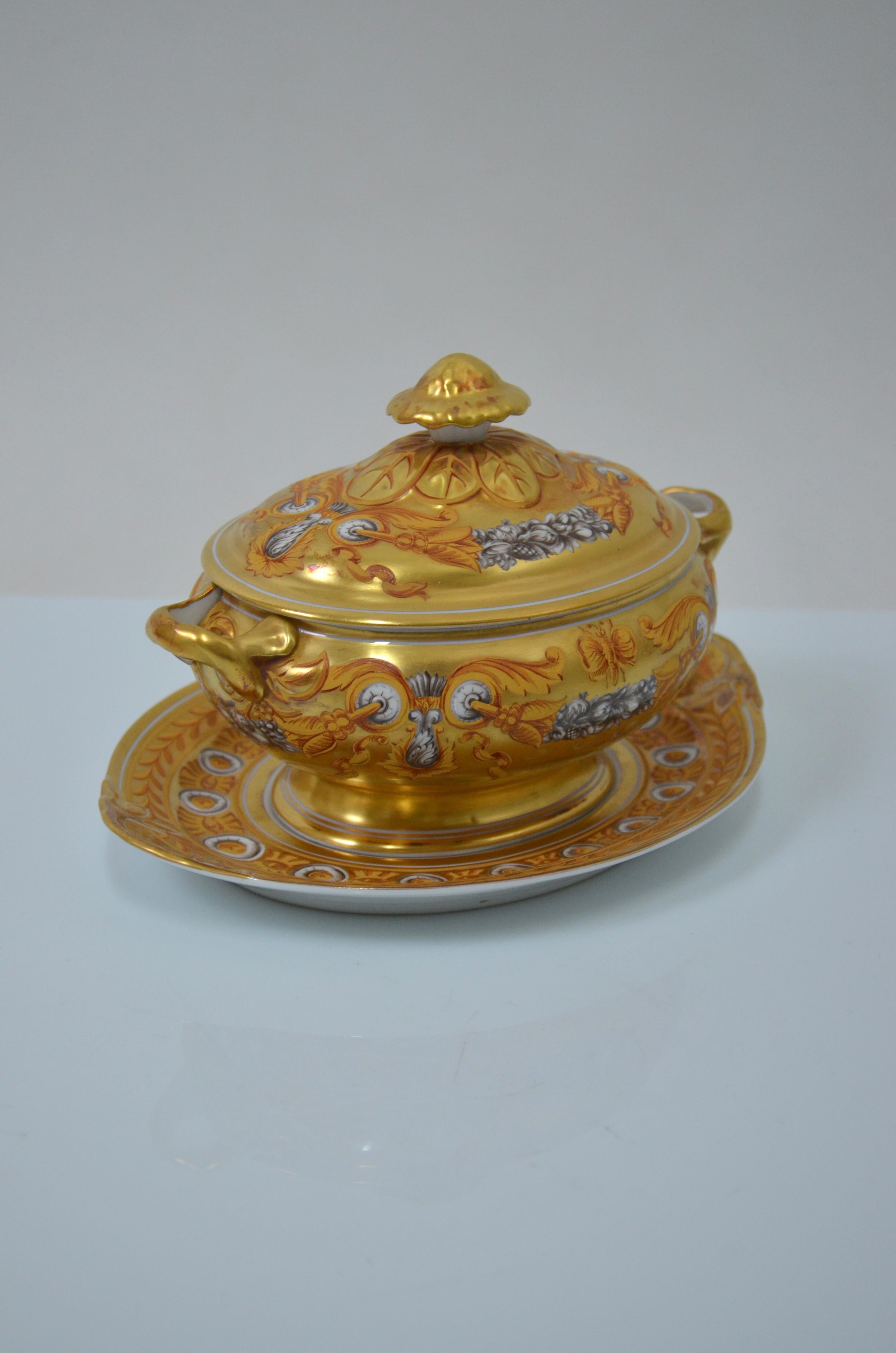 Late 20th Century Porcelain gravy boat with gold powder, hand painted, Vista Alegre For Sale