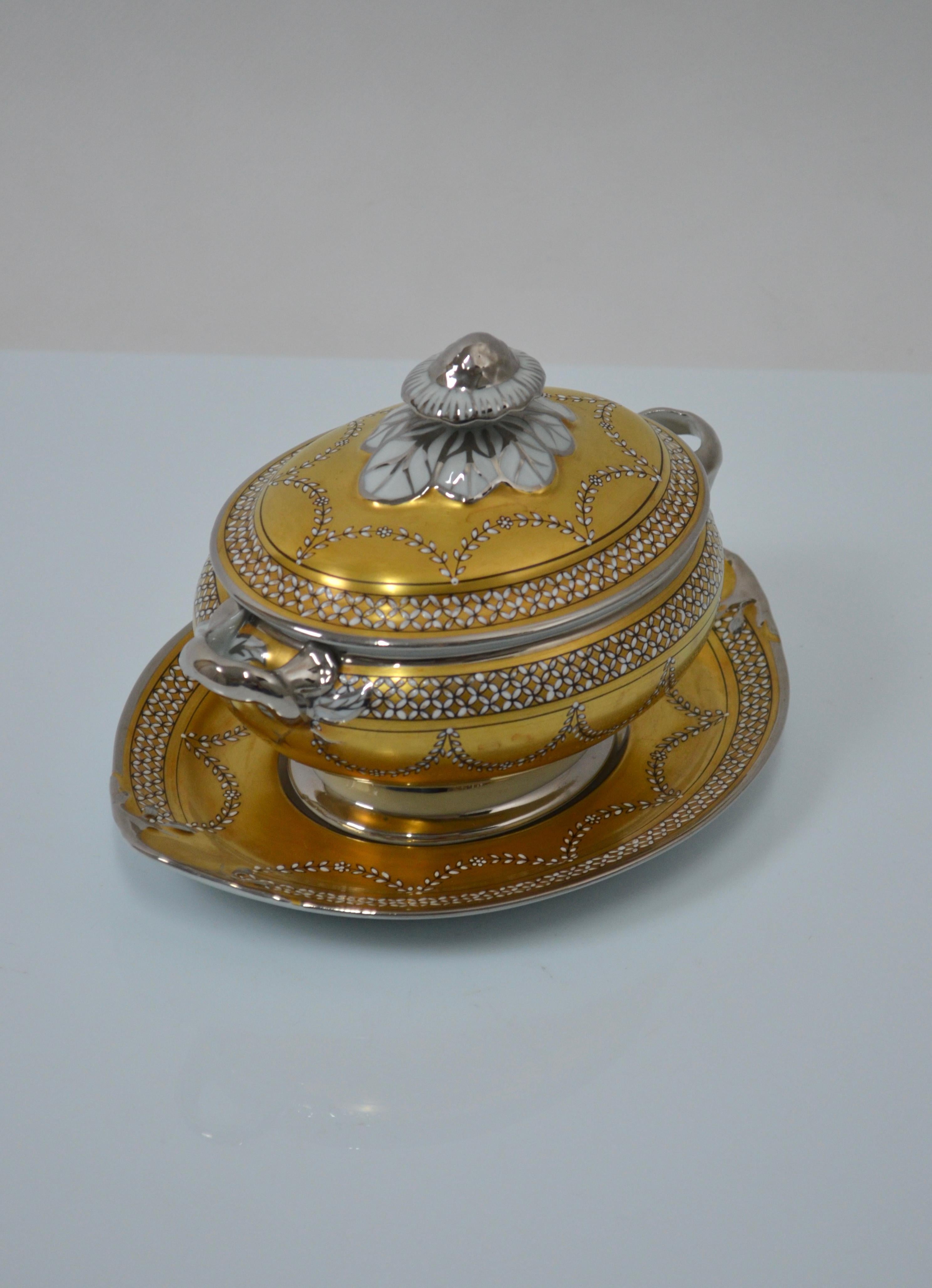 Porzellan-Gravurboot mit Goldpulver, handbemalt, Vista Alegre (Ende des 20. Jahrhunderts) im Angebot