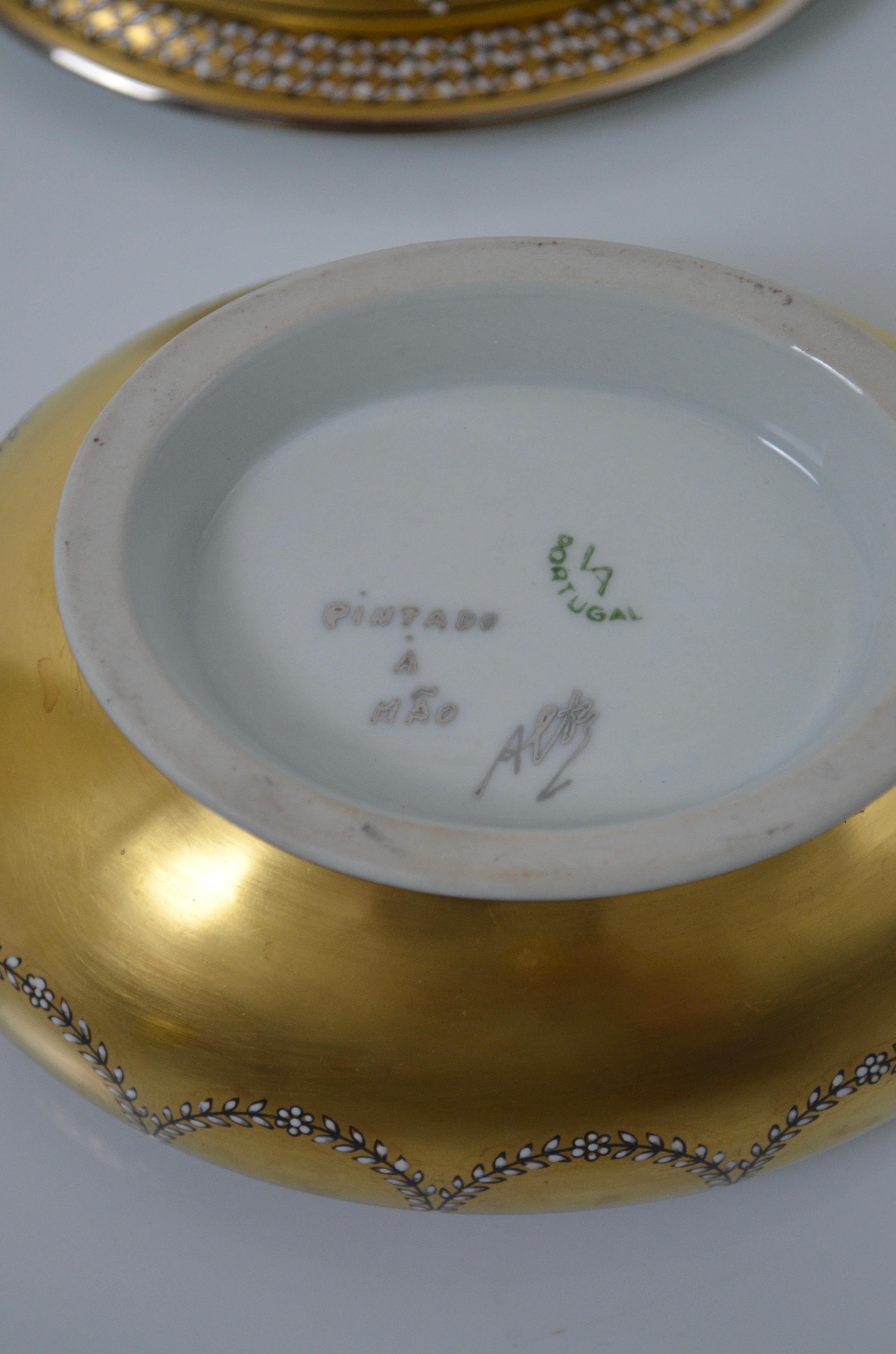 Salsera de porcelana con polvo de oro, pintada a mano, Vista Alegre en venta 2