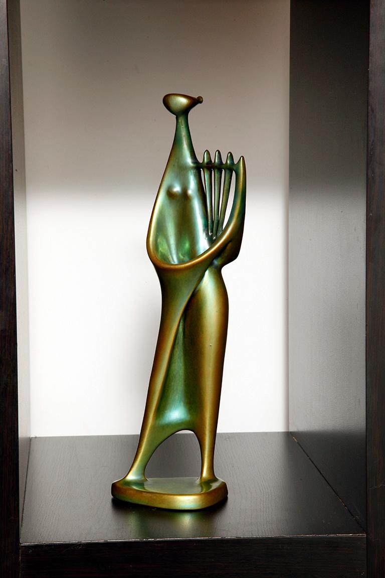 There are never too many beautiful things around us. This is my first thought when I look at the Harpist in green eosin glaze shimmering with different shades.

It was with this glazing that the Hungarian family company Zsolnay won European