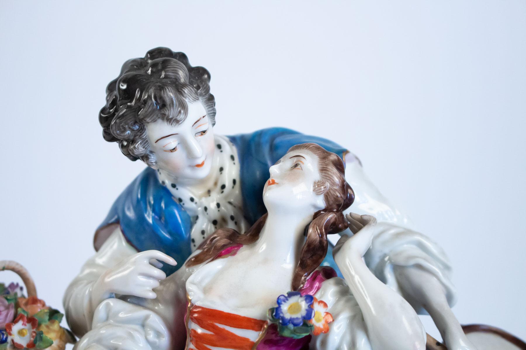 Porcelain group representative an elegant with her courtesan, earthenware in antique style, early 20th century, signature.
Measures: H 25cm, W 23cm, D 16cm.