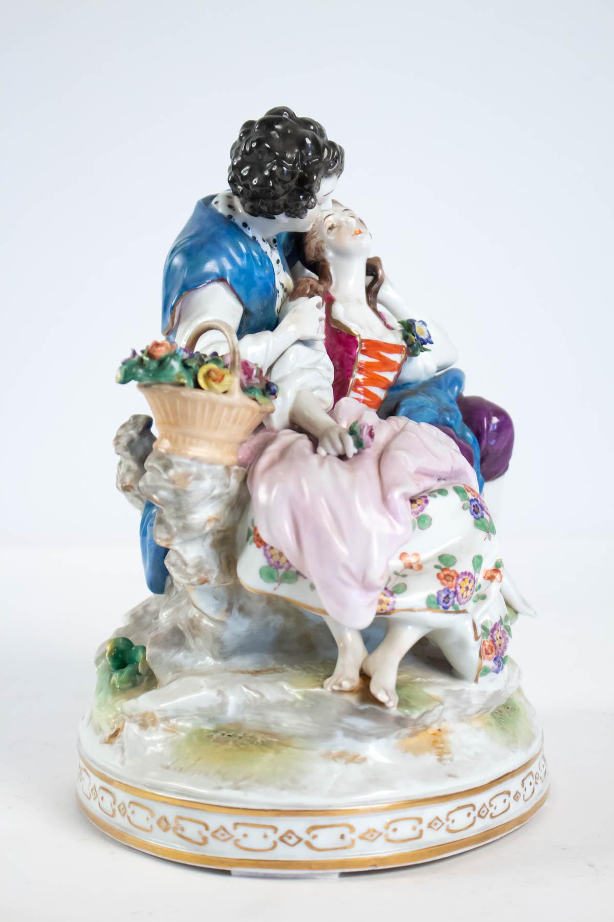 Porcelain Group Representative An Elegant With Her Courtesan In Good Condition For Sale In Saint-Ouen, FR