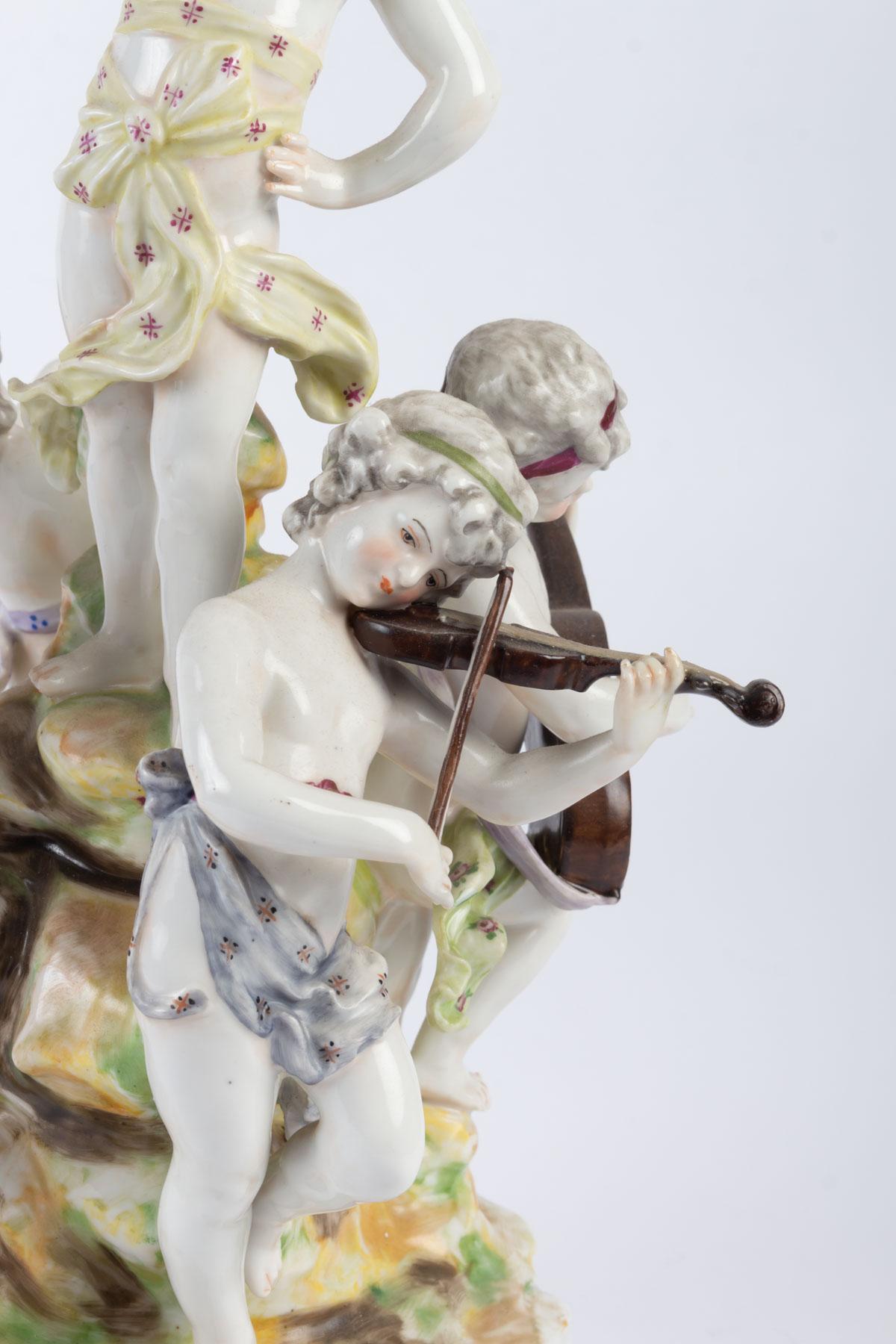 Porcelain group, The Music Players, 19th century.

Measures: H 37 cm, D 24 cm,