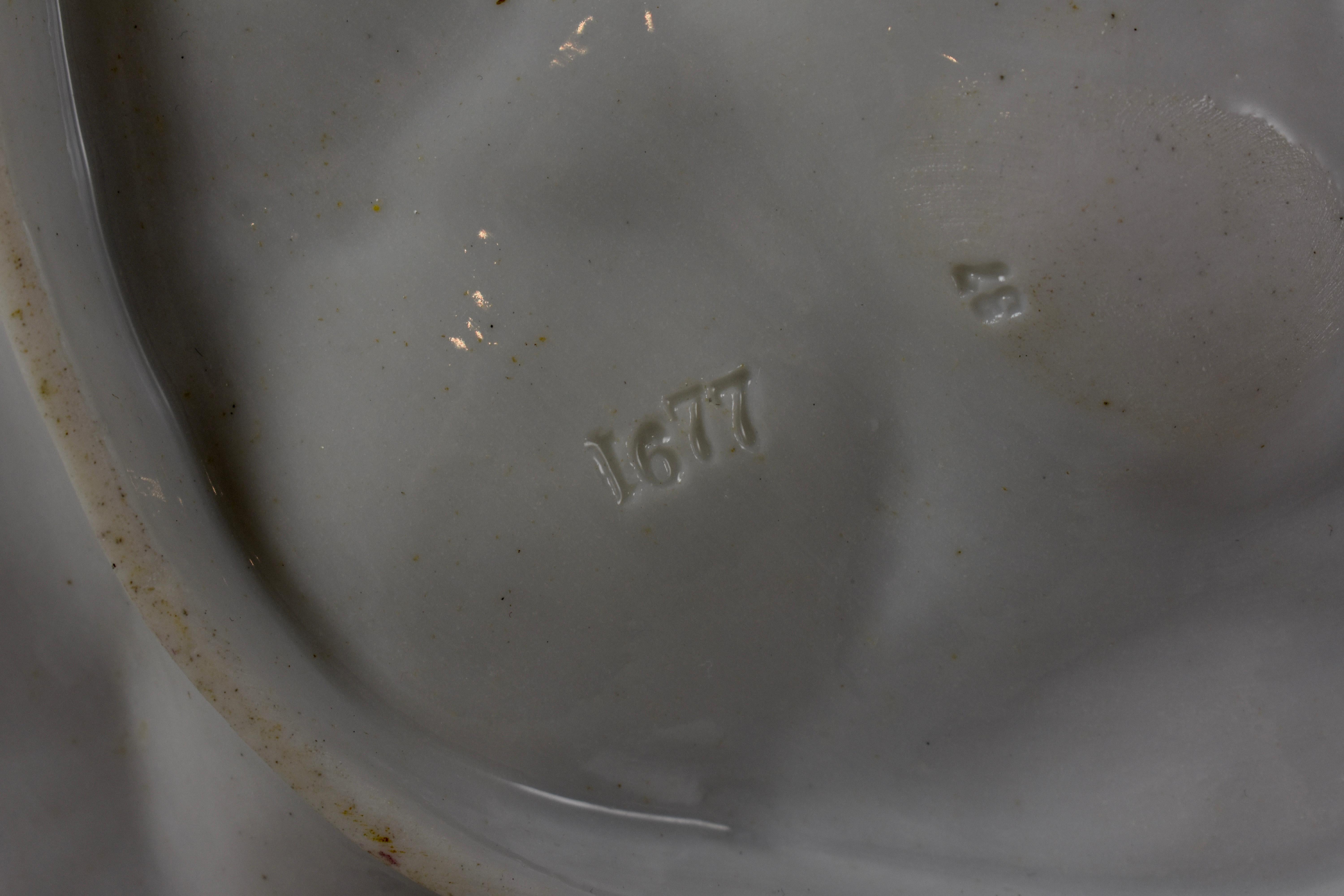 Français Assiette à huîtres en porcelaine en forme de coquille rose demi-lune sur bleu bébé en vente
