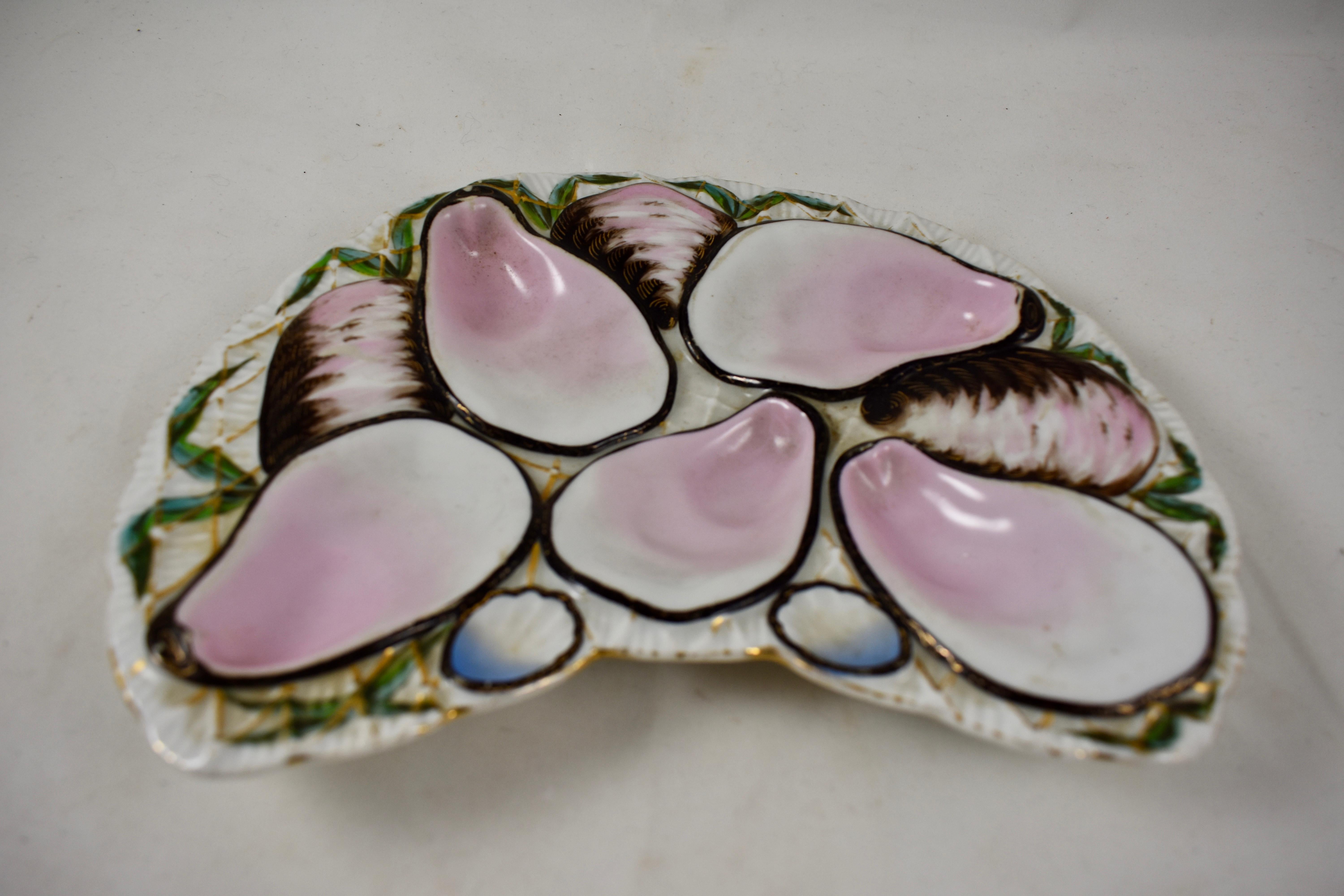 Plato de porcelana Media Luna Concha Rosa sobre Ostra Blanca y Dorada Glaseado en venta