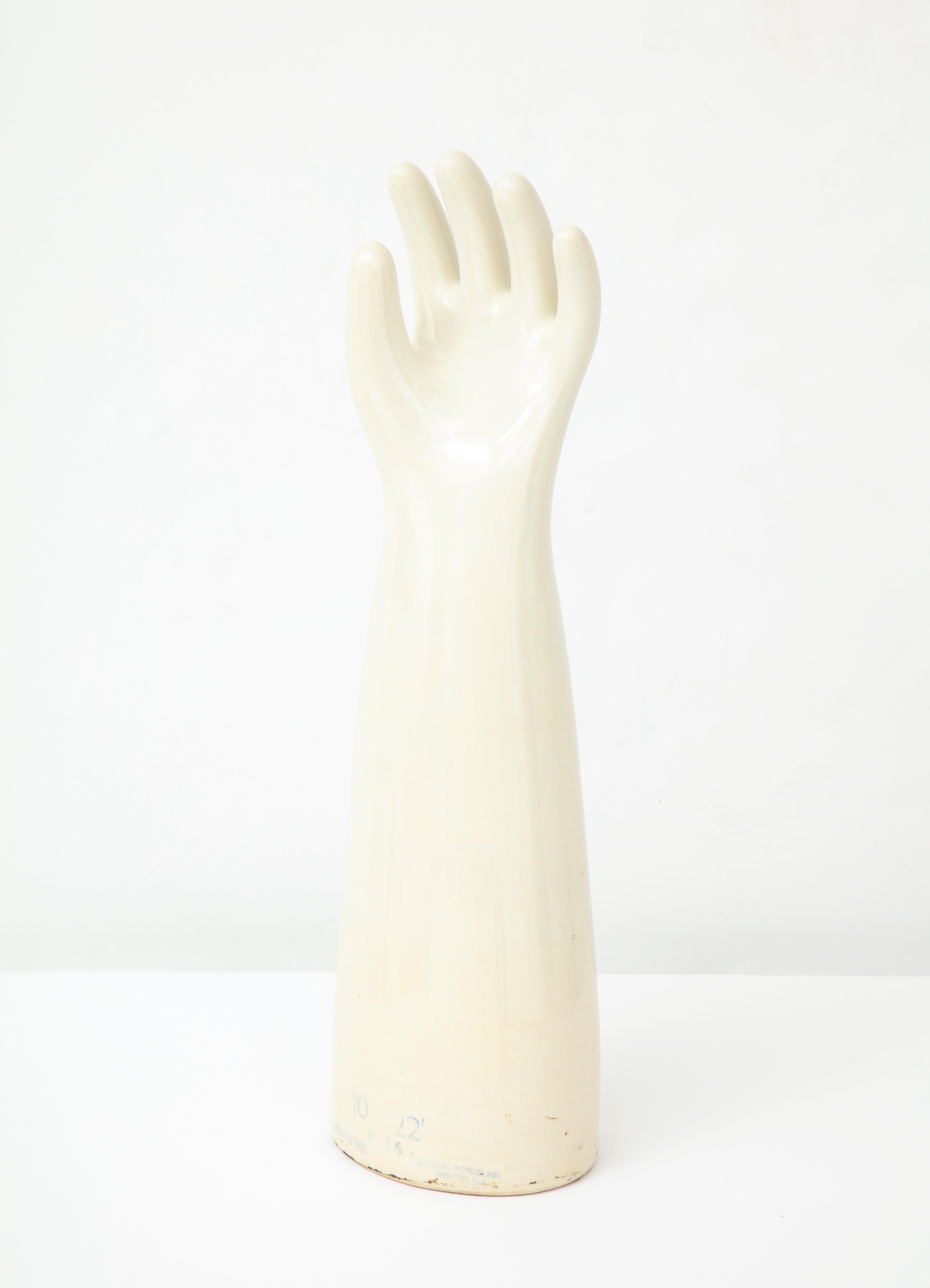 Moule à gants en latex pour une main sculpturale en os en porcelaine blanche.