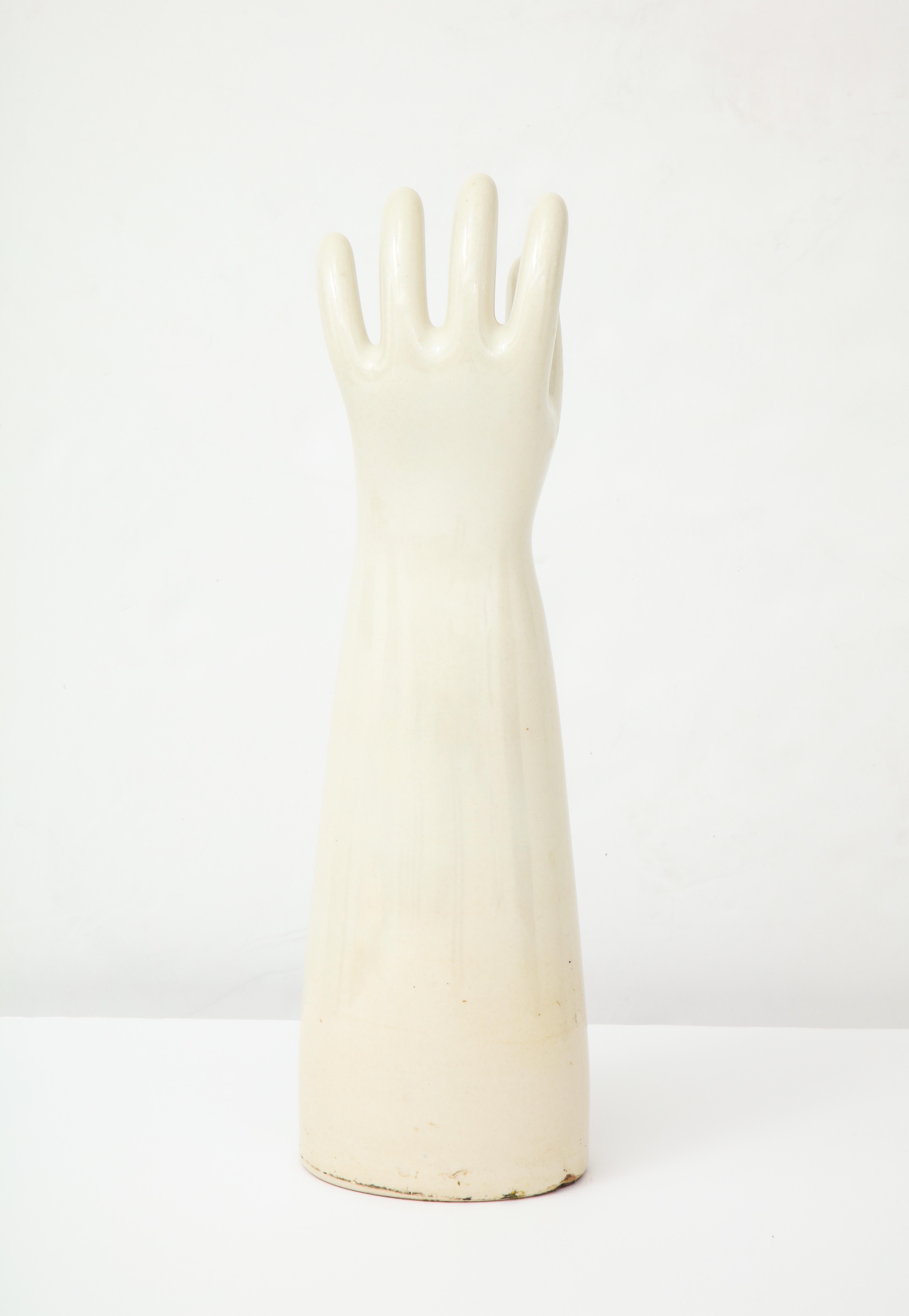 Moderne Moule à gants en porcelaine fait à la main en vente