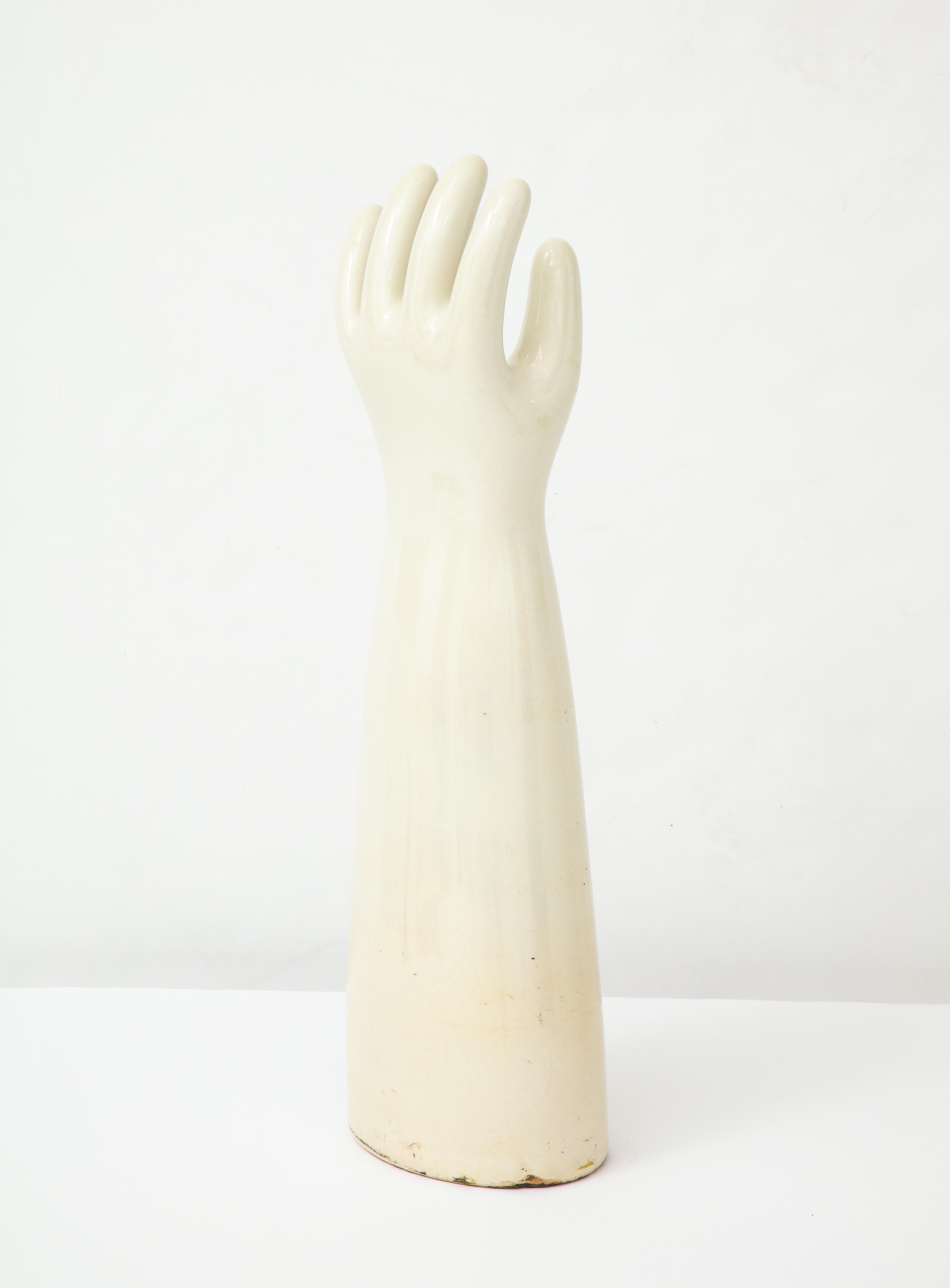 Moule à gants en porcelaine fait à la main Bon état - En vente à New York, NY