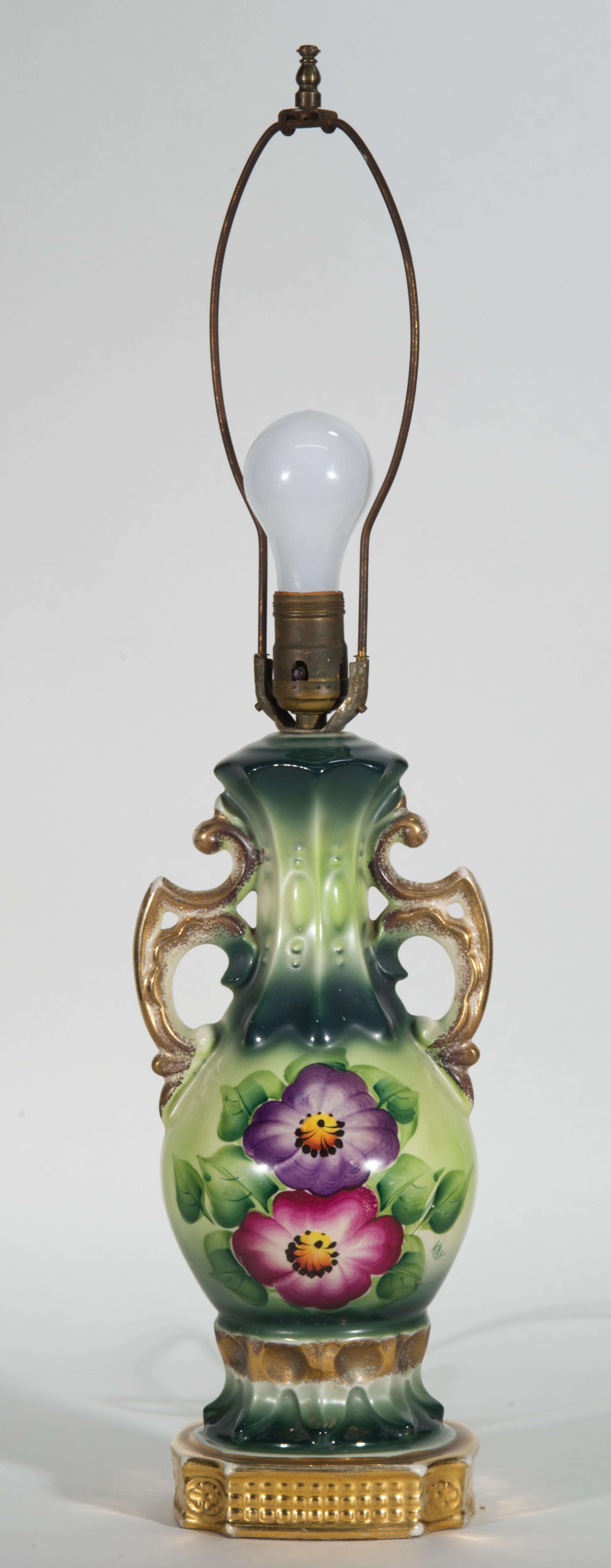 Porcelain Hand-Painted Urn Table Lamp, Victorian Flowers Decor For Sale 7