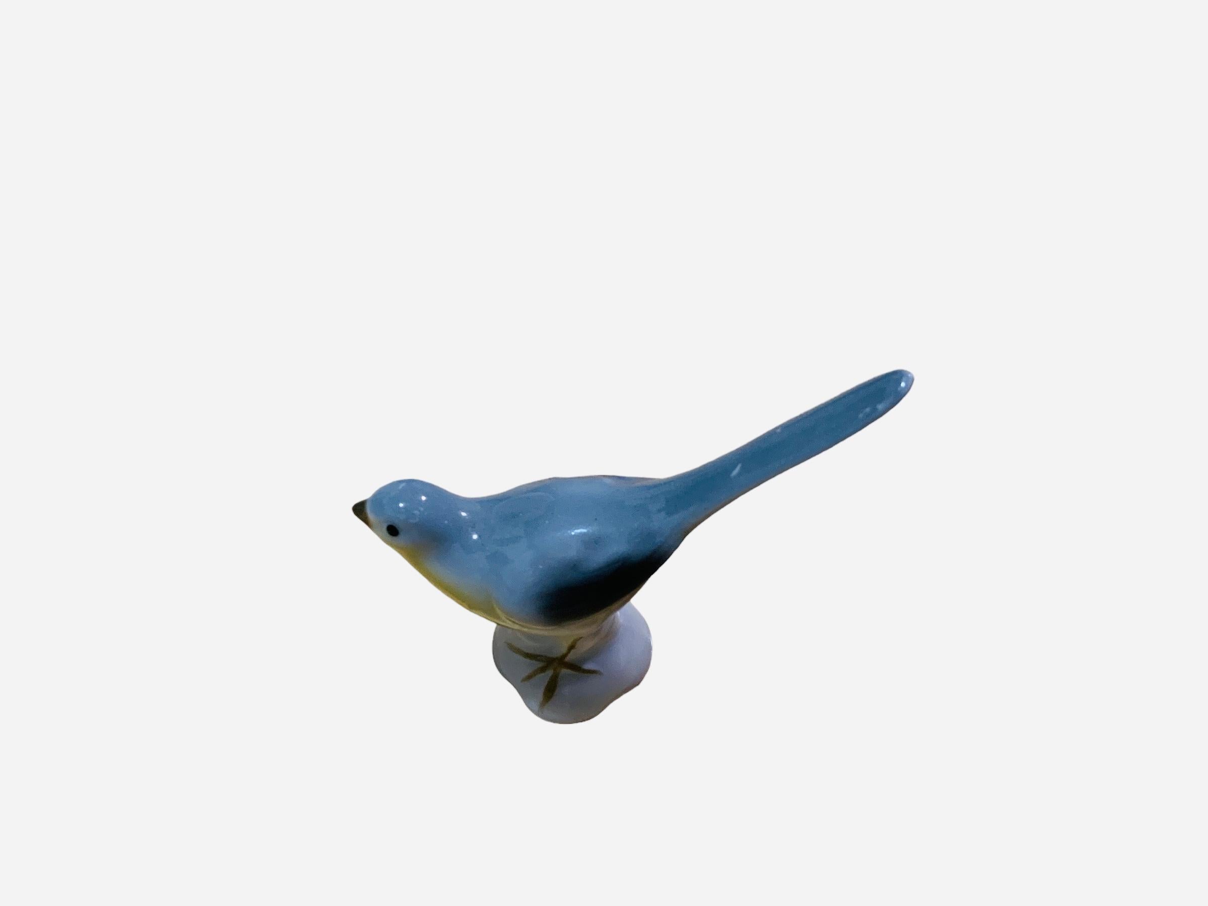 Inconnu Figurine très petit oiseau en porcelaine peinte à la main en vente