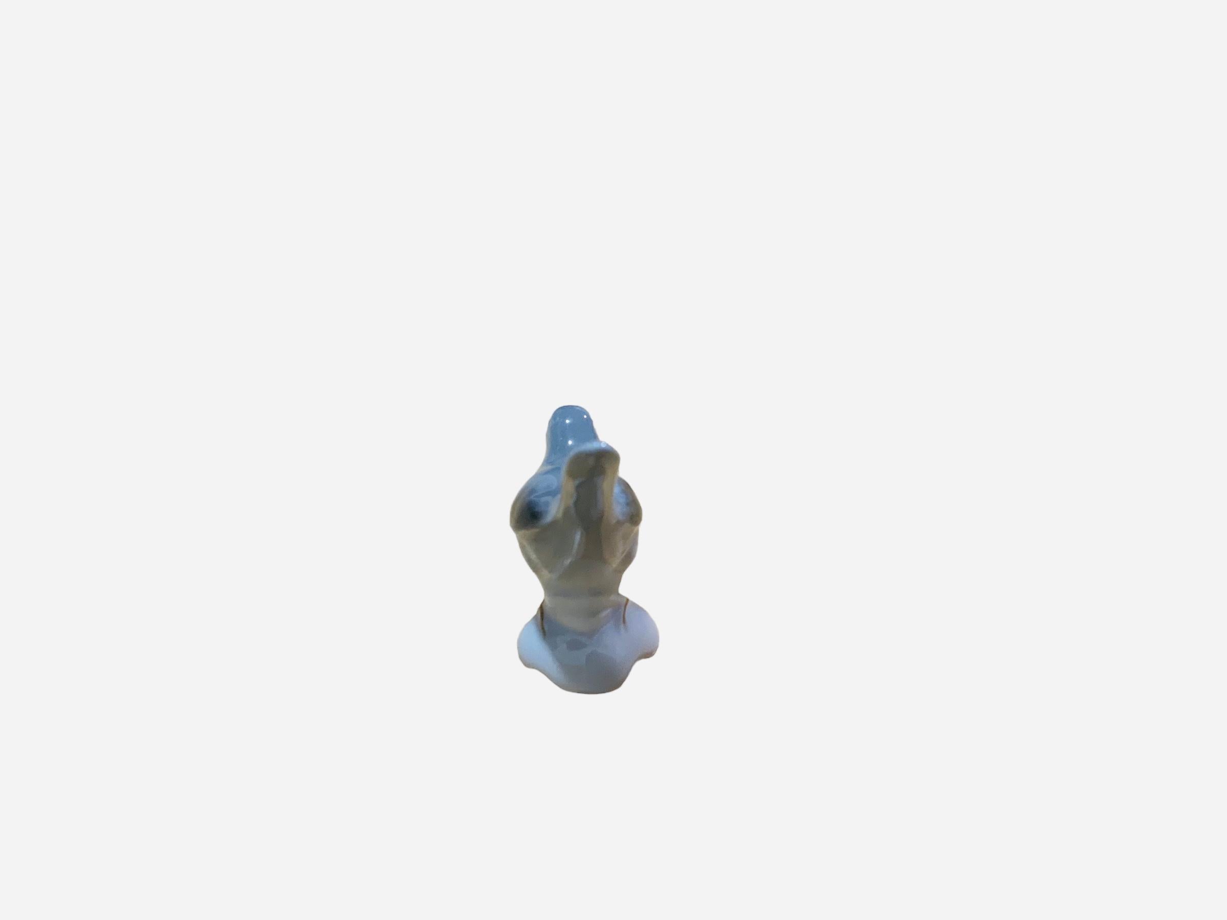 Moulé Figurine très petit oiseau en porcelaine peinte à la main en vente