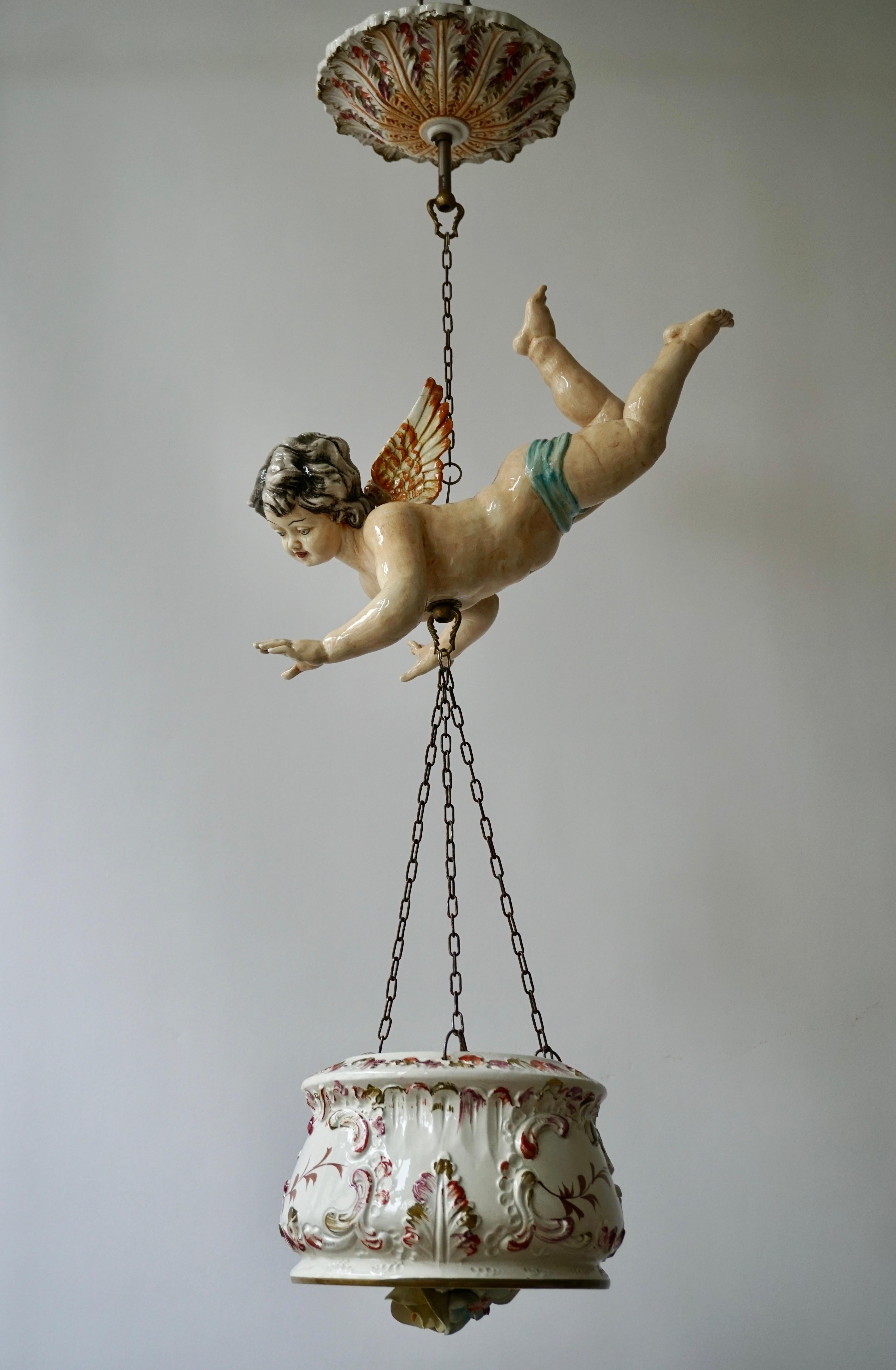 Porcelain Hanging Planter/Jardinière with Winged Putti In Good Condition In Antwerp, BE