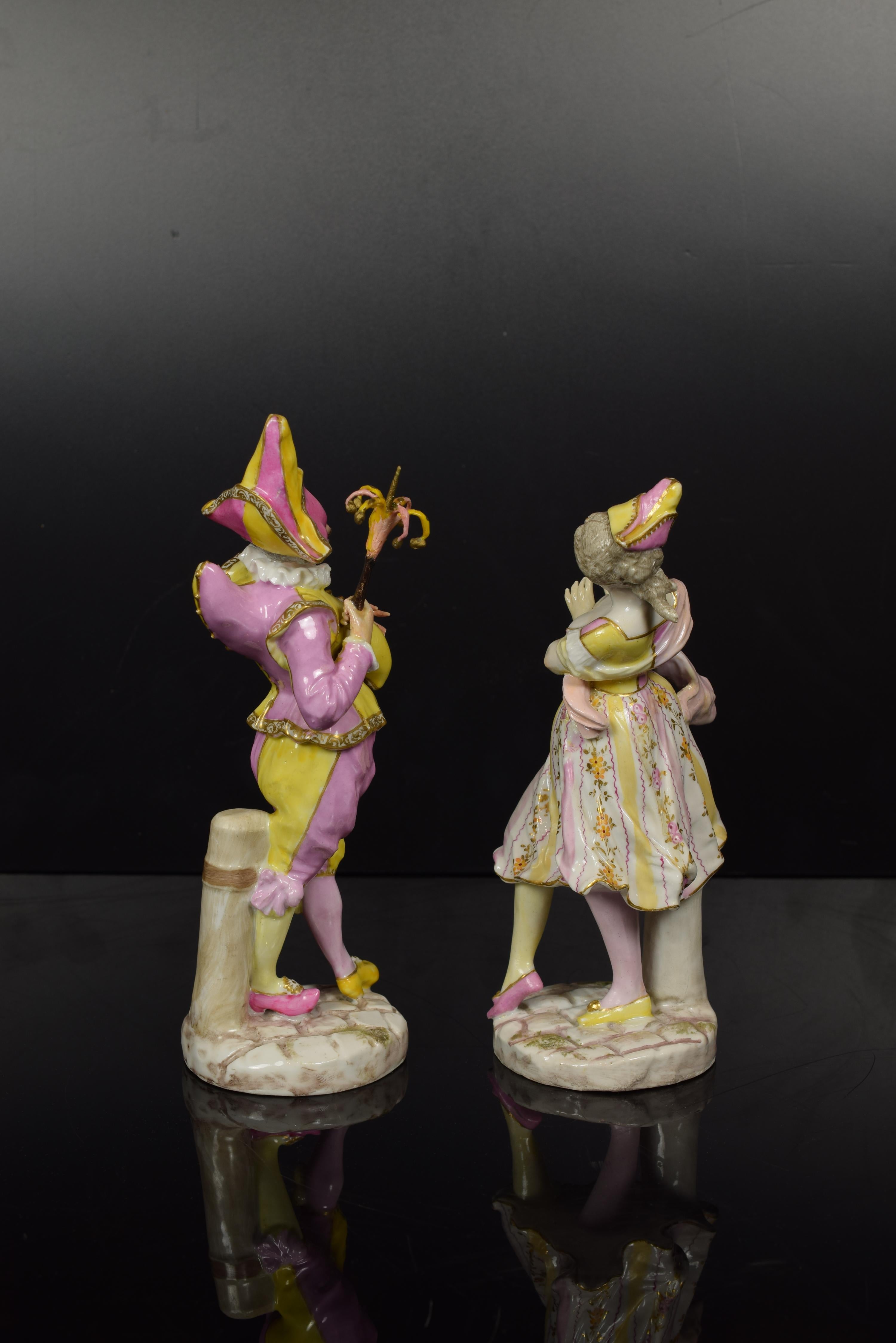 Pair of figures (male and female) each located on a circular base; note that there are colors that are repeated in the clothing of both figures, thus achieving a visual unity for the couple. The models of the Rococo Meissen follow, although the
