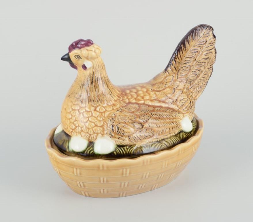 Bol à poule en porcelaine.
Un couvercle en forme de poule assise sur un nid.
Probablement l'Allemagne.
Milieu du XXe siècle.
Numéro de modèle 4774 sur le fond.
Excellent état.
Dimensions : L 21,0 cm. x H 17,5 cm : L 21.0 cm. x Hauteur 17.5 cm