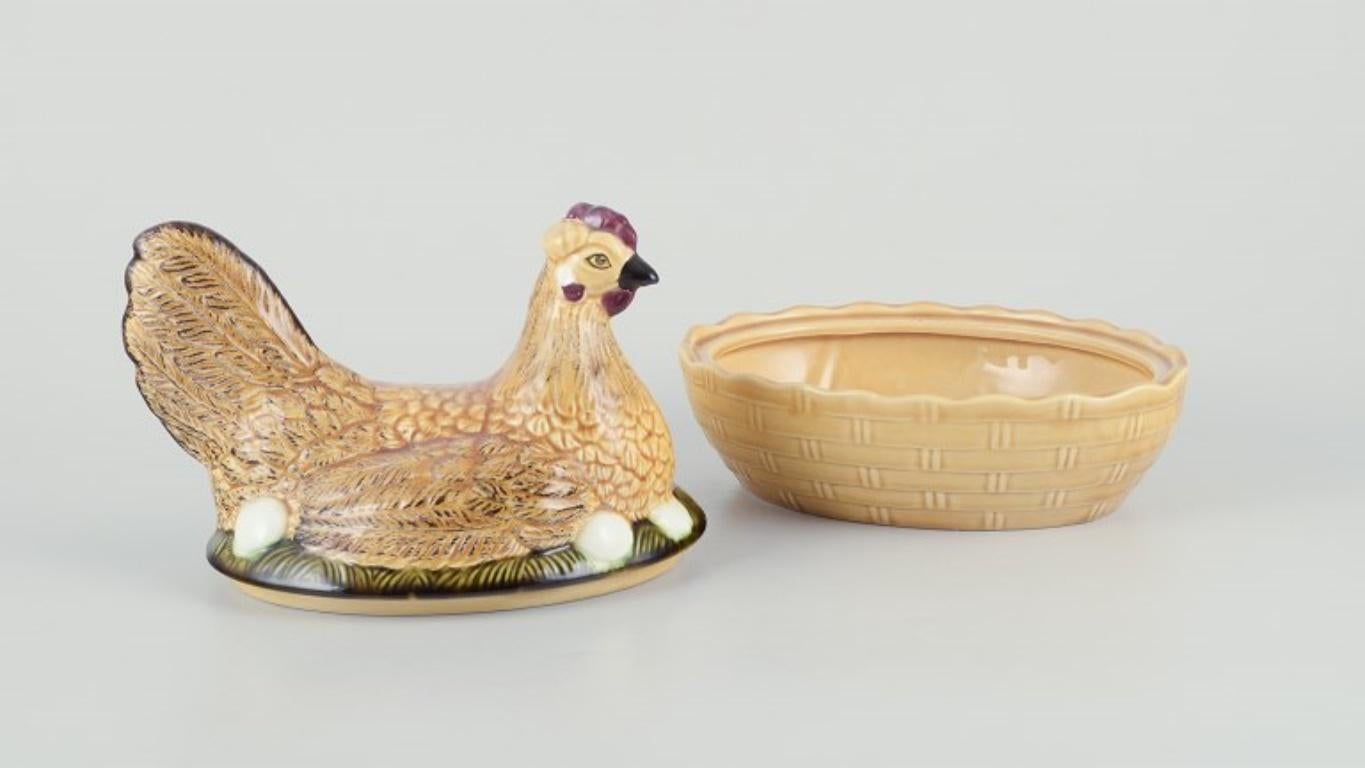 Allemand Bol à poule en porcelaine. Probablement l'Allemagne. Milieu du 20e siècle. en vente