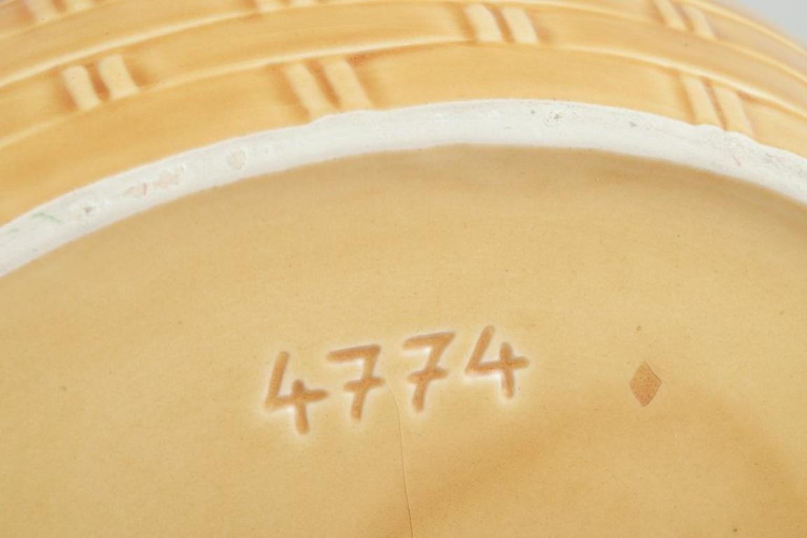 Porcelaine Bol à poule en porcelaine. Probablement l'Allemagne. Milieu du 20e siècle. en vente