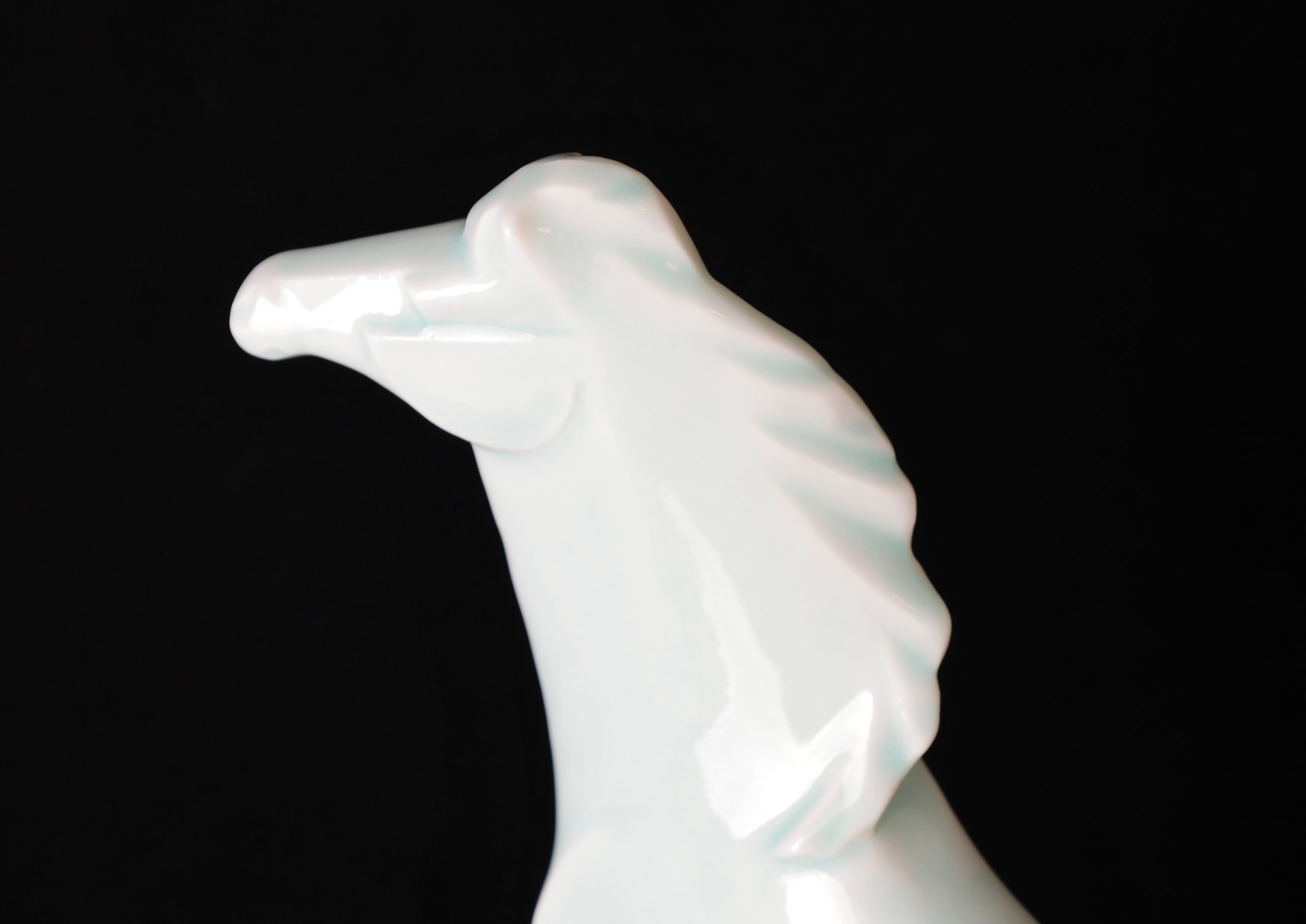 Sculpture de cheval en porcelaine de Saegusa Sotaro, milieu du 20e siècle en vente 5
