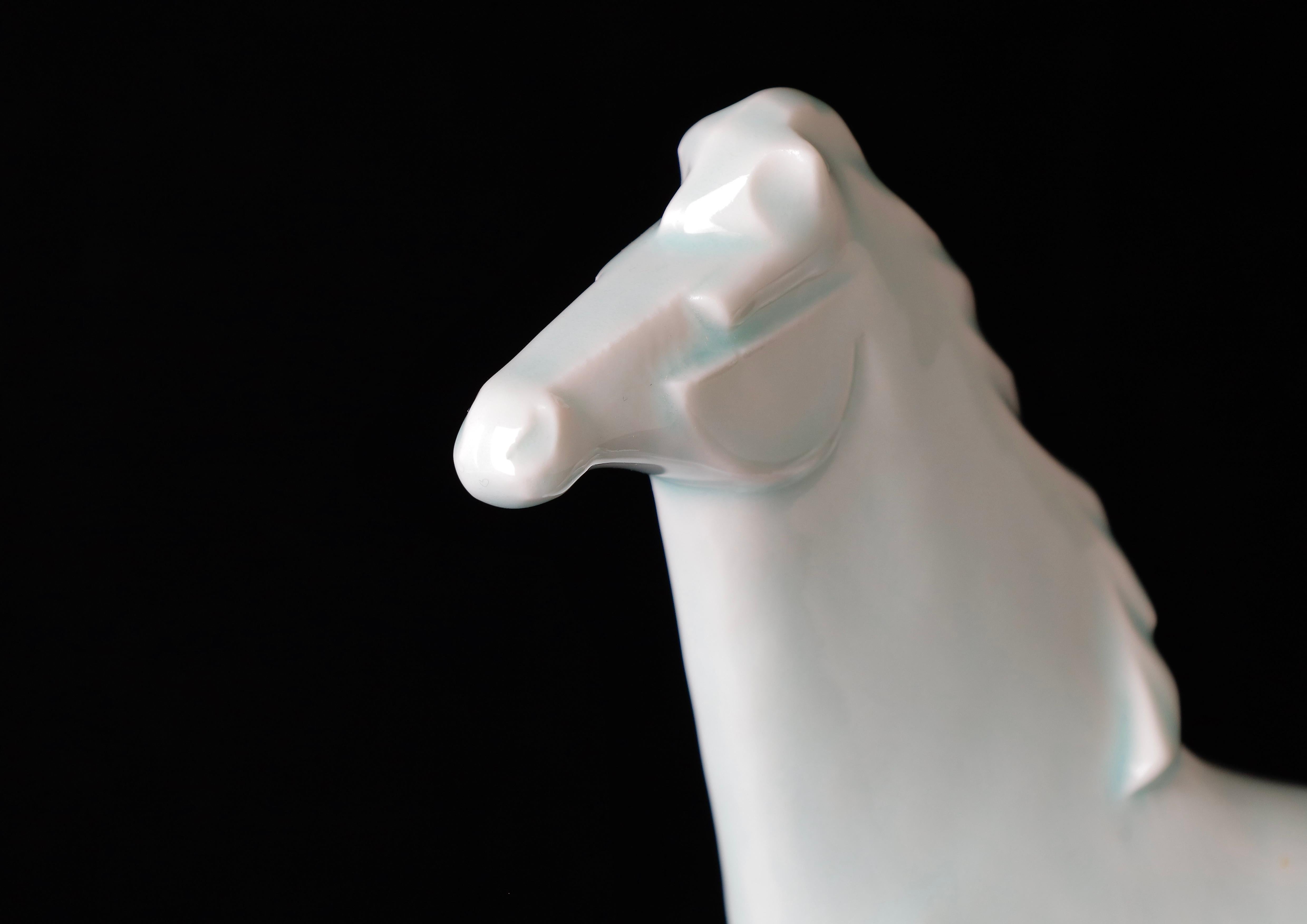 Sculpture de cheval en porcelaine de Saegusa Sotaro, milieu du 20e siècle en vente 8