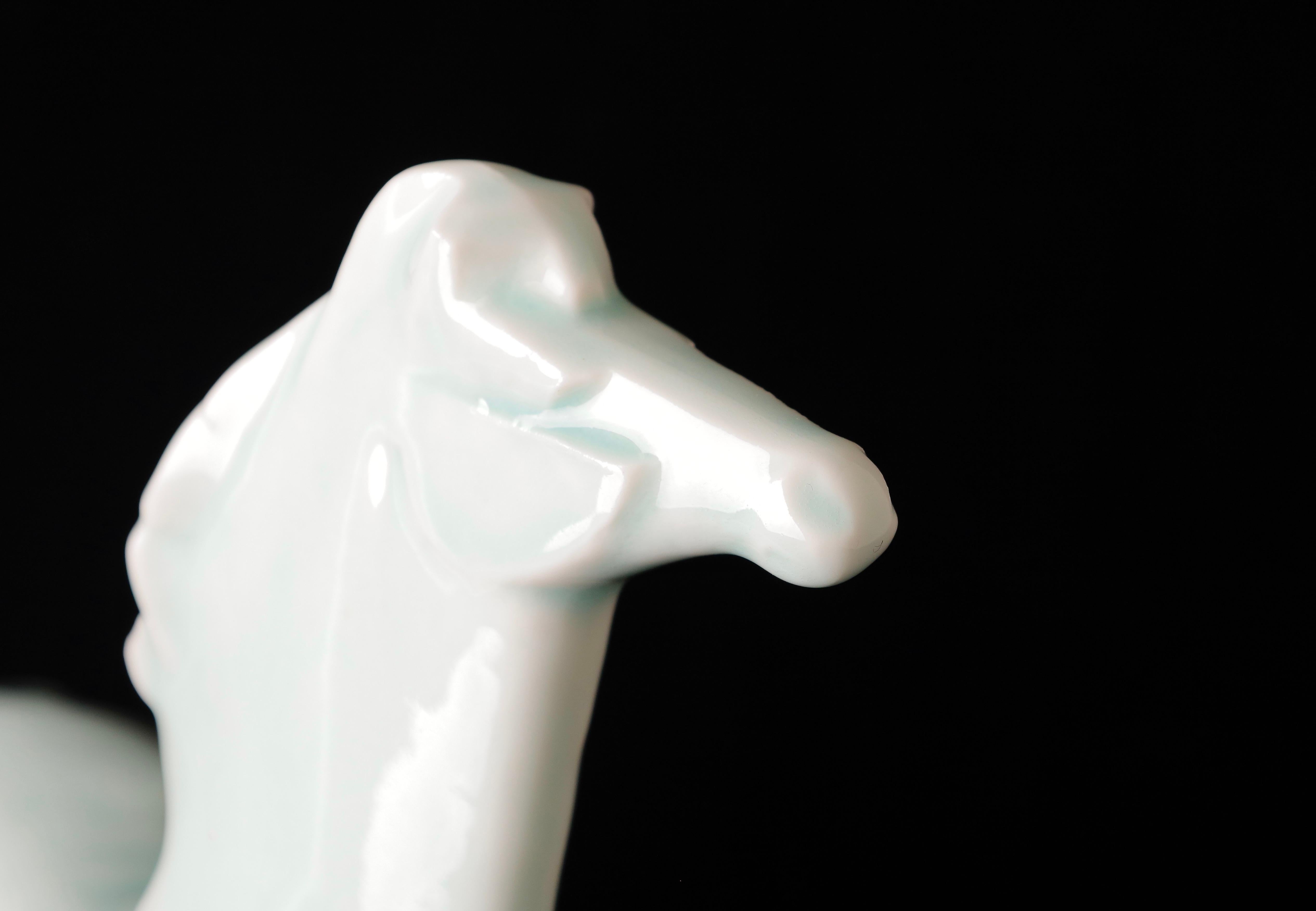 Sculpture de cheval en porcelaine de Saegusa Sotaro, milieu du 20e siècle en vente 10