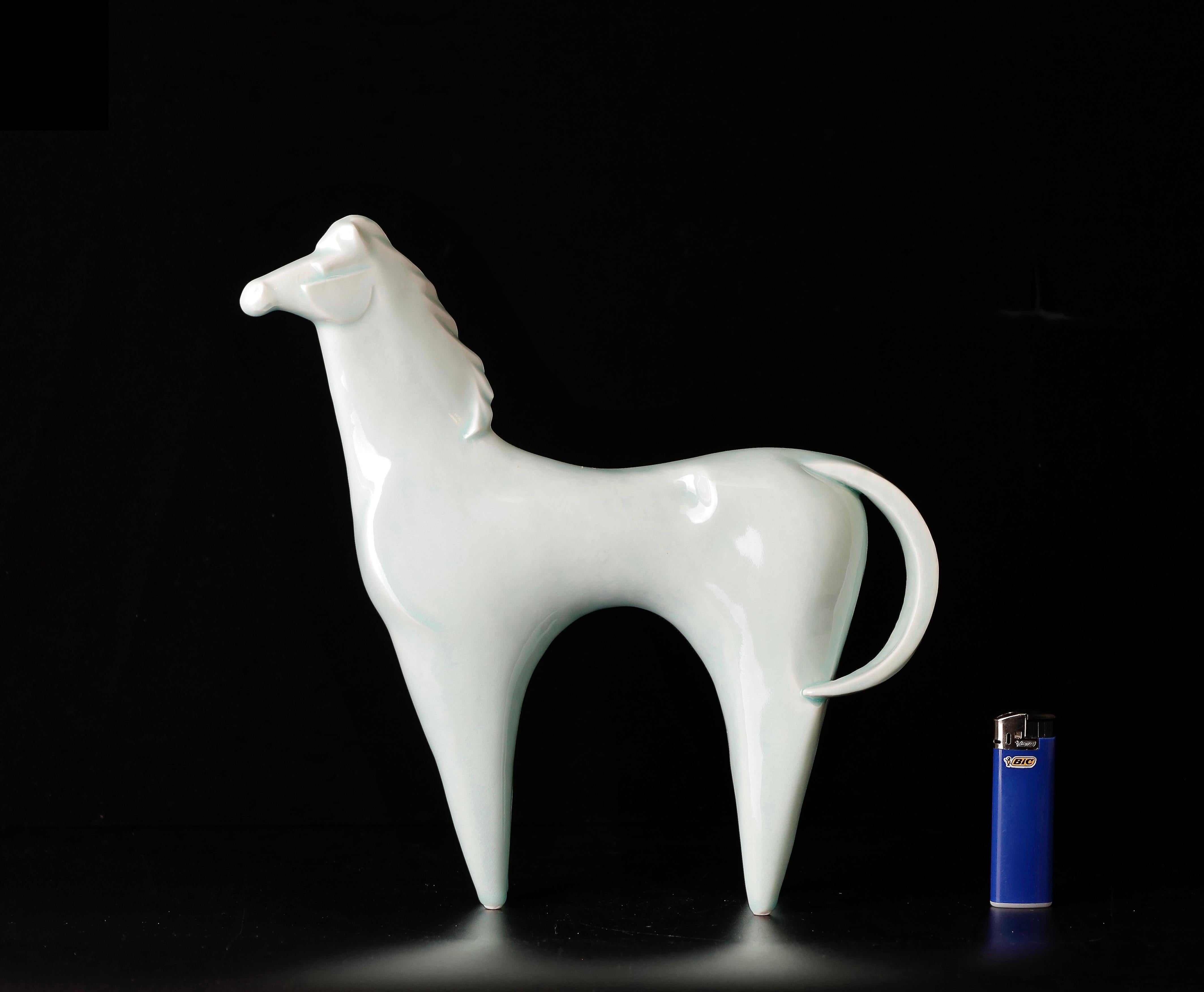 Cette sculpture de cheval en porcelaine, créée par l'artiste japonais réputé Saegusa Sotaro, illustre la synthèse gracieuse de la culture japonaise traditionnelle et des éléments de l'art abstrait. Né en 1911 dans la préfecture de Kagawa, Sotaro a