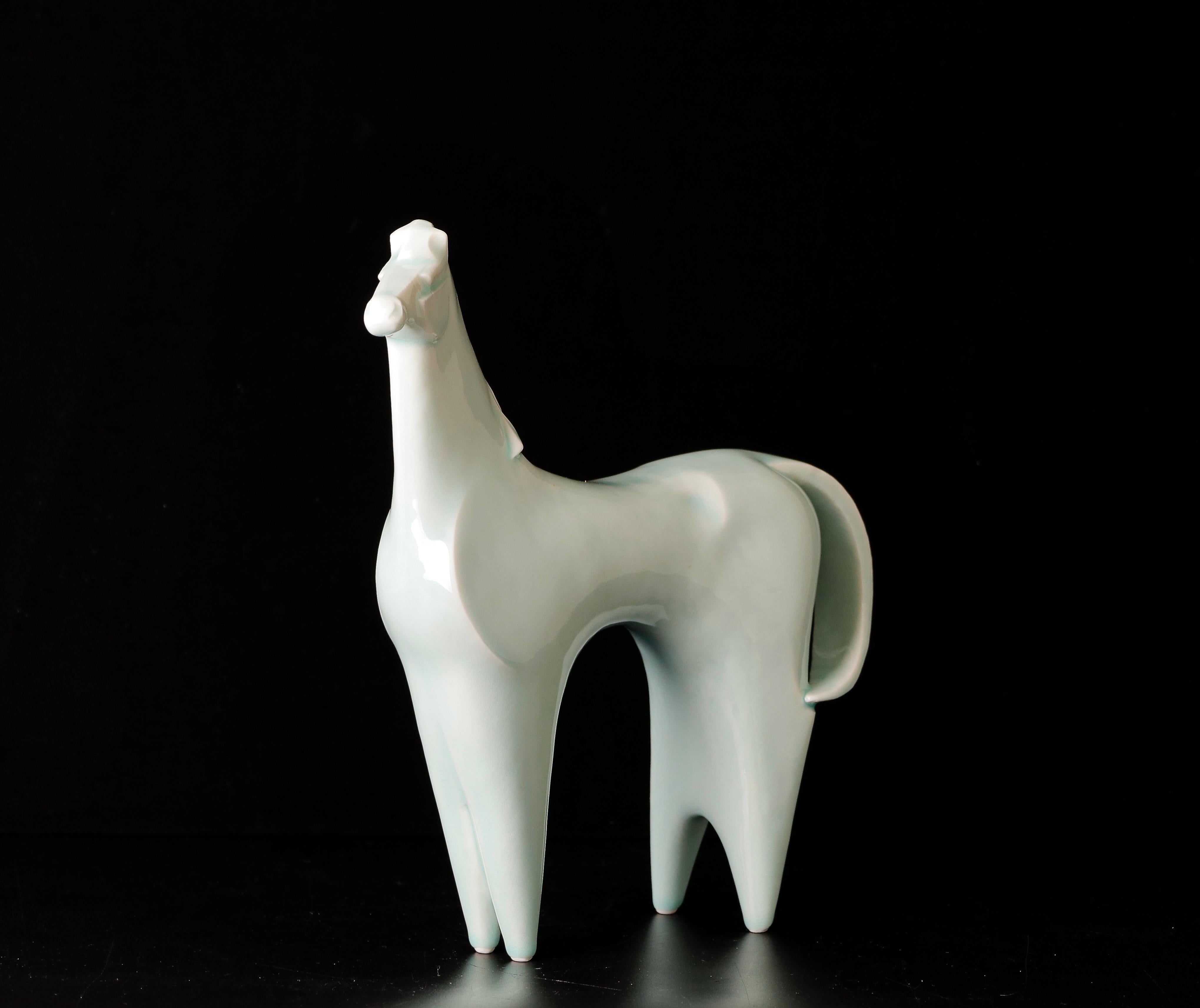 Japonais Sculpture de cheval en porcelaine de Saegusa Sotaro, milieu du 20e siècle en vente