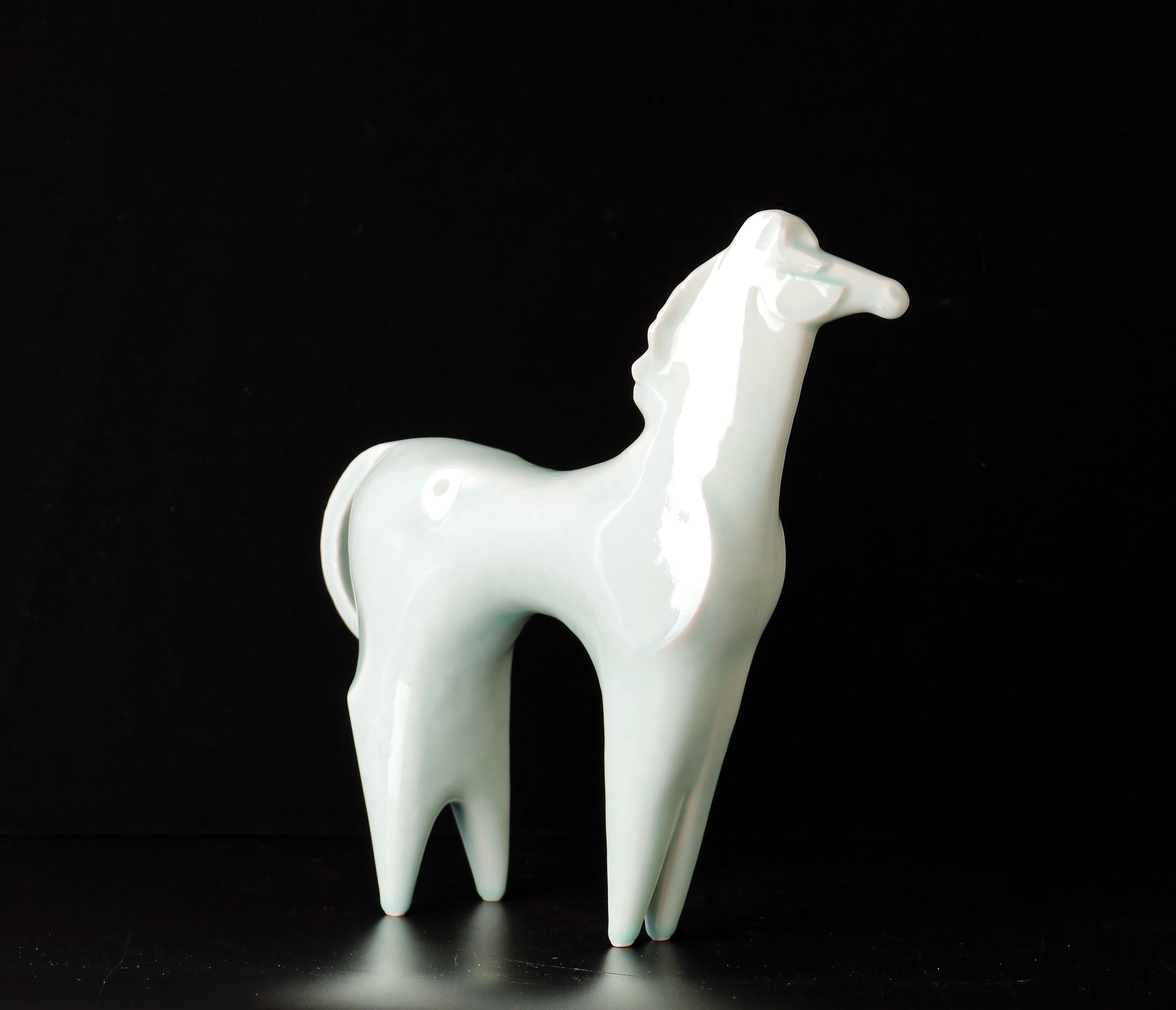 20ième siècle Sculpture de cheval en porcelaine de Saegusa Sotaro, milieu du 20e siècle en vente
